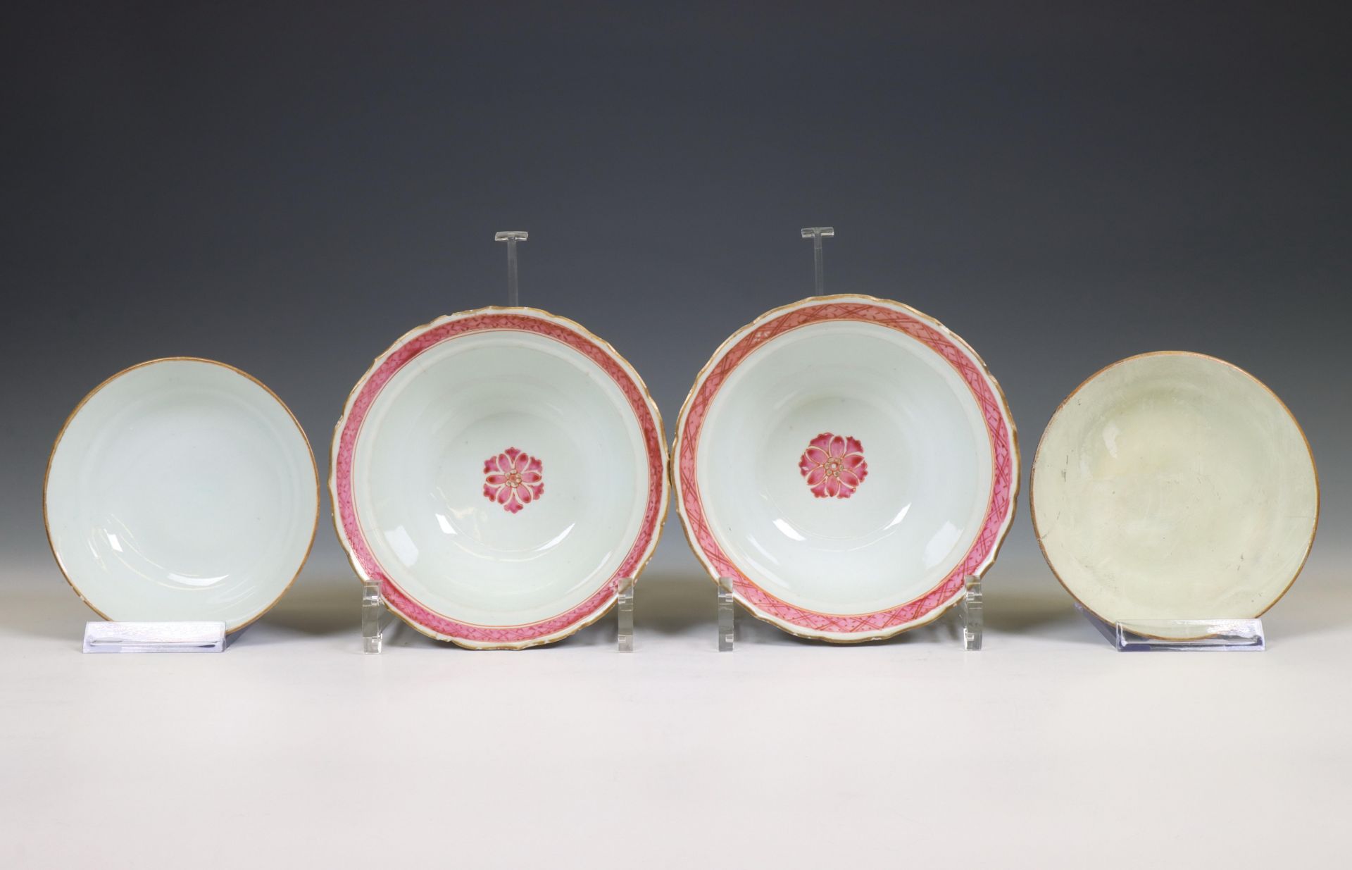 China, pair of famille rose and powder-blue gilt-decorated porcelain bowls and covers, late 18th / 1 - Bild 3 aus 3