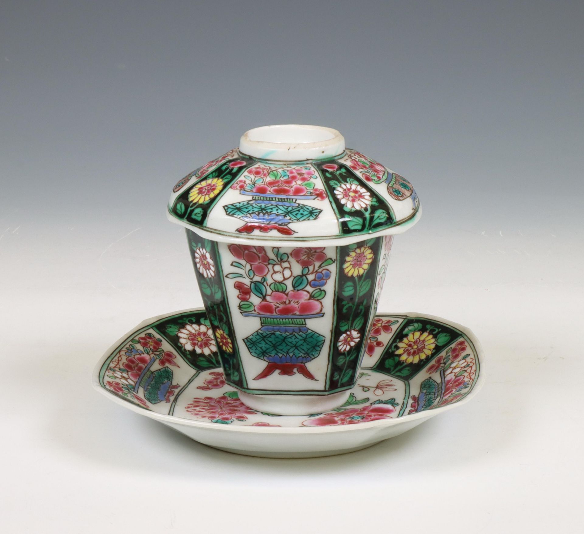 China, famille rose porcelain cup, saucer and cover, Qianlong period (1736-1795), - Bild 2 aus 6