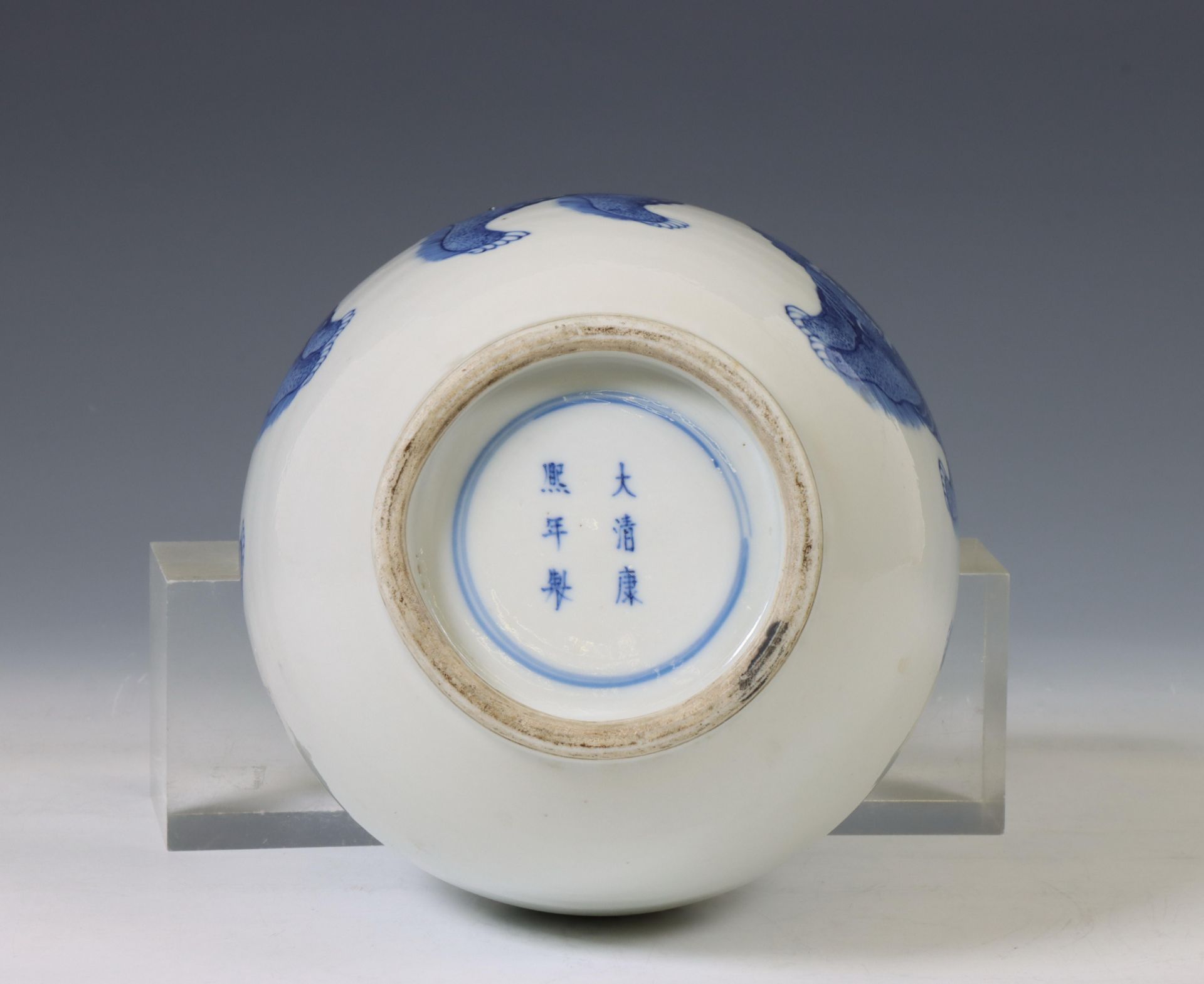 China, blue and white porcelain 'Buddhist lion' bottle vase, 19th century, - Bild 2 aus 3