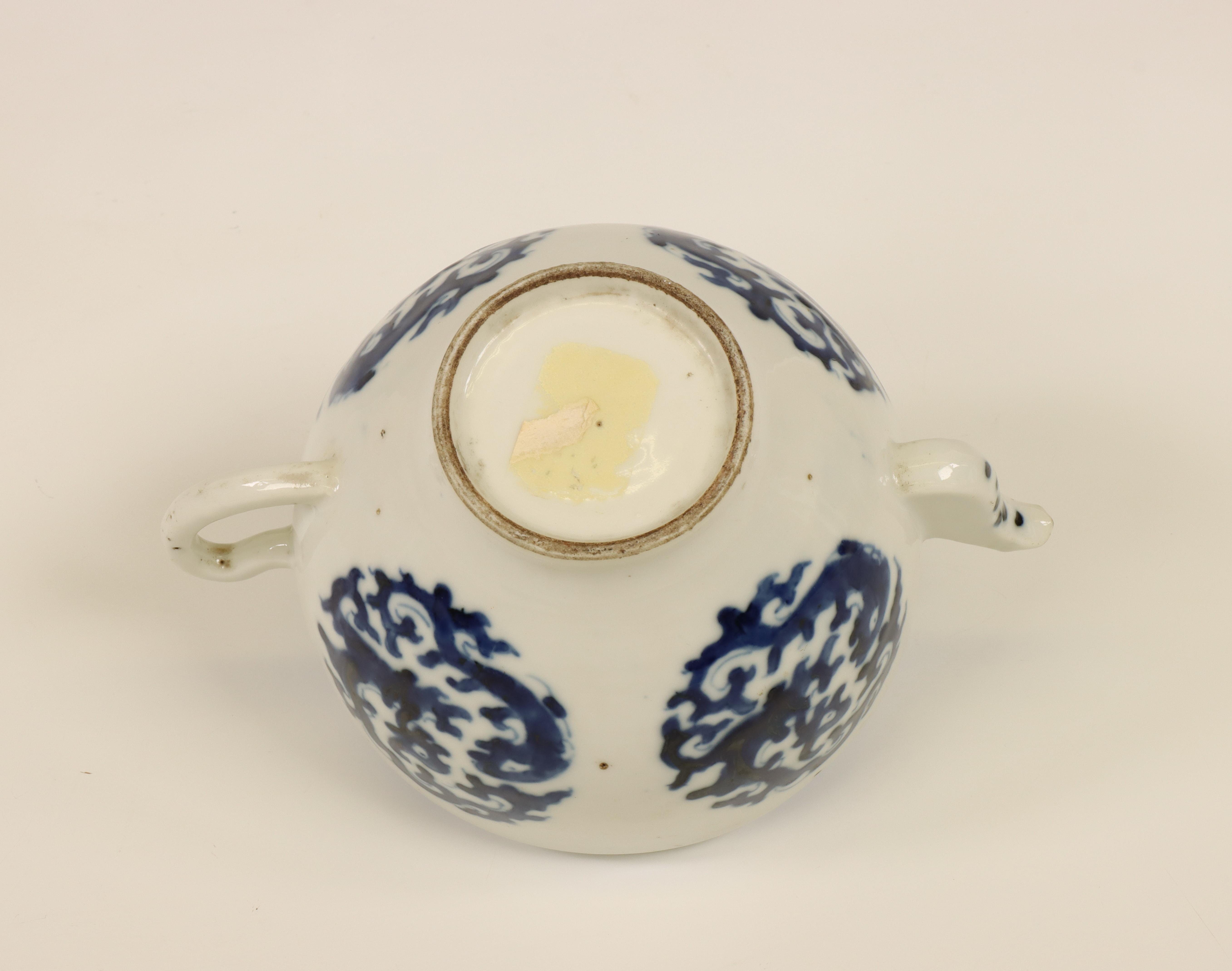 China, a blue and white porcelain 'chilong' teapot and cover, late Qing dynasty (1644-1912), - Image 7 of 9