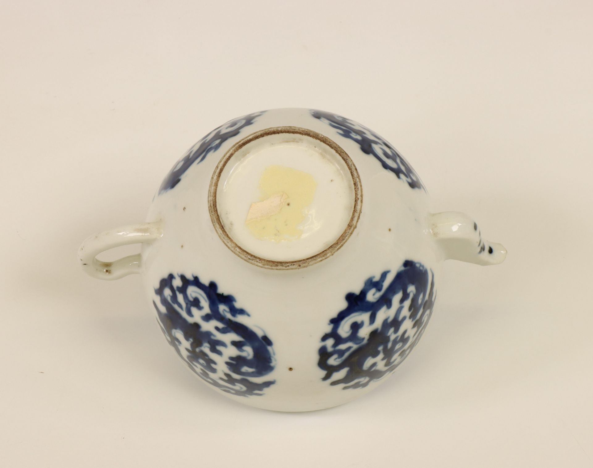 China, a blue and white porcelain 'chilong' teapot and cover, late Qing dynasty (1644-1912), - Bild 7 aus 9