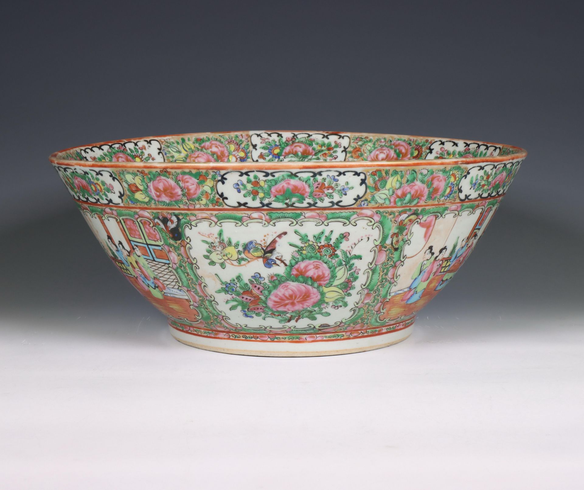 China, a Canton famille rose porcelain punch bowl, 19th century, - Bild 5 aus 8