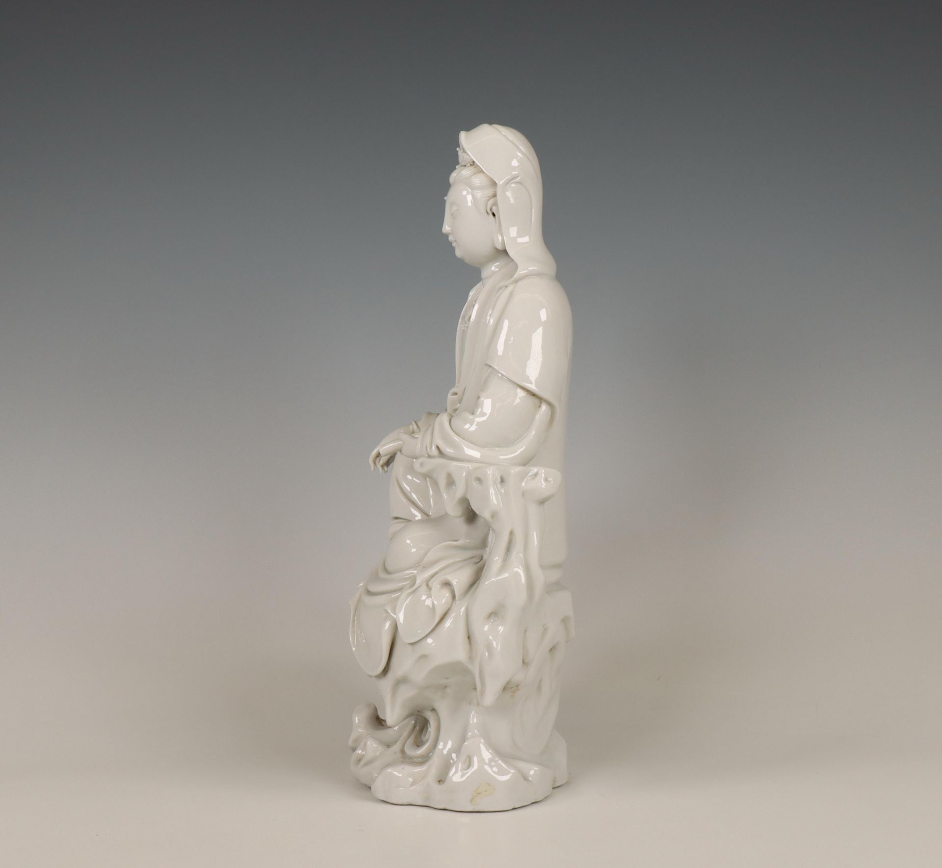 China, a Dehua porcelain figure of Guanyin, 19th/ 20th century, - Bild 3 aus 6