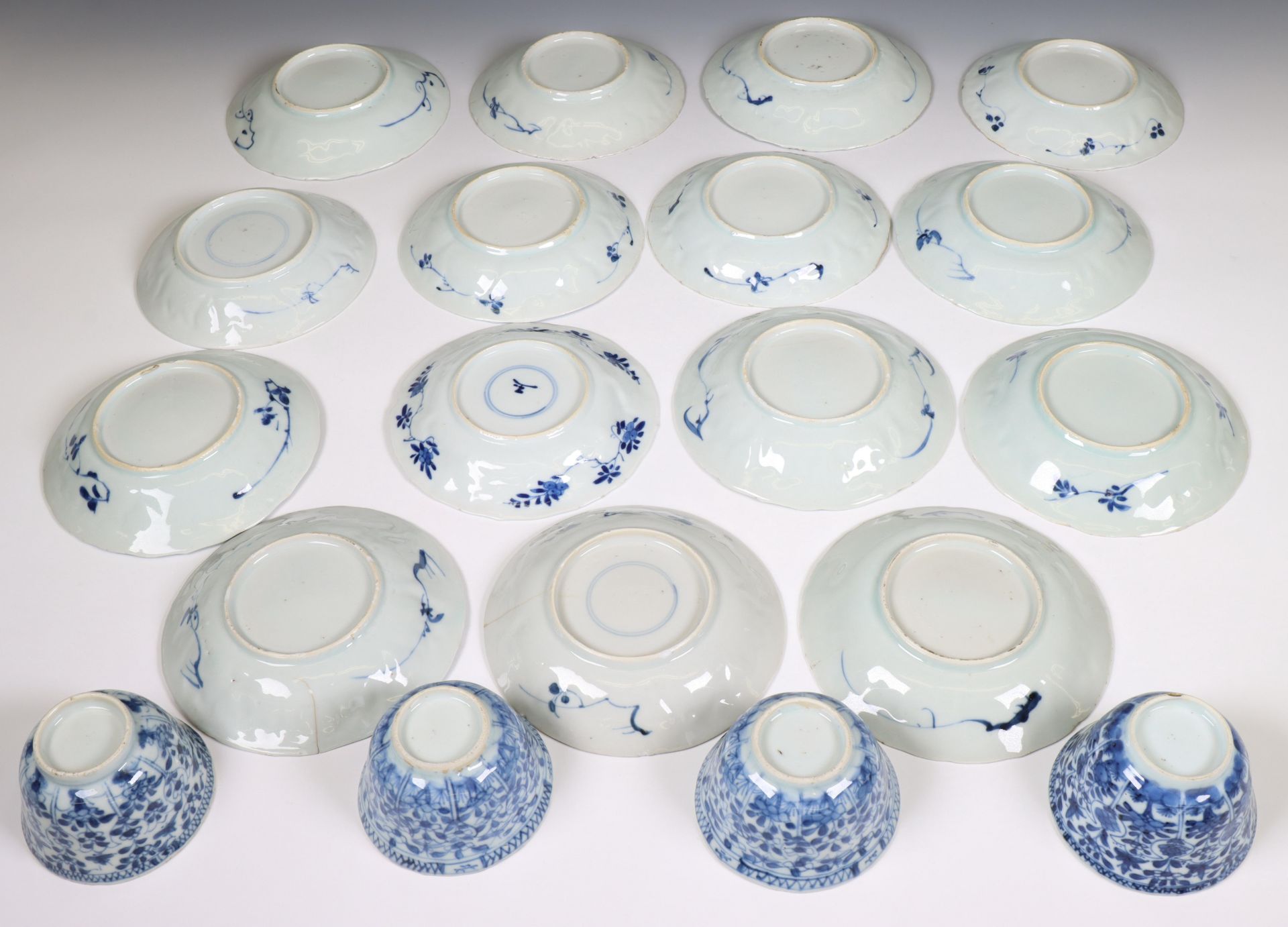 China, a set of four blue and white porcelain cups and fifteen saucers, Kangxi period (1662-1722), - Bild 2 aus 2