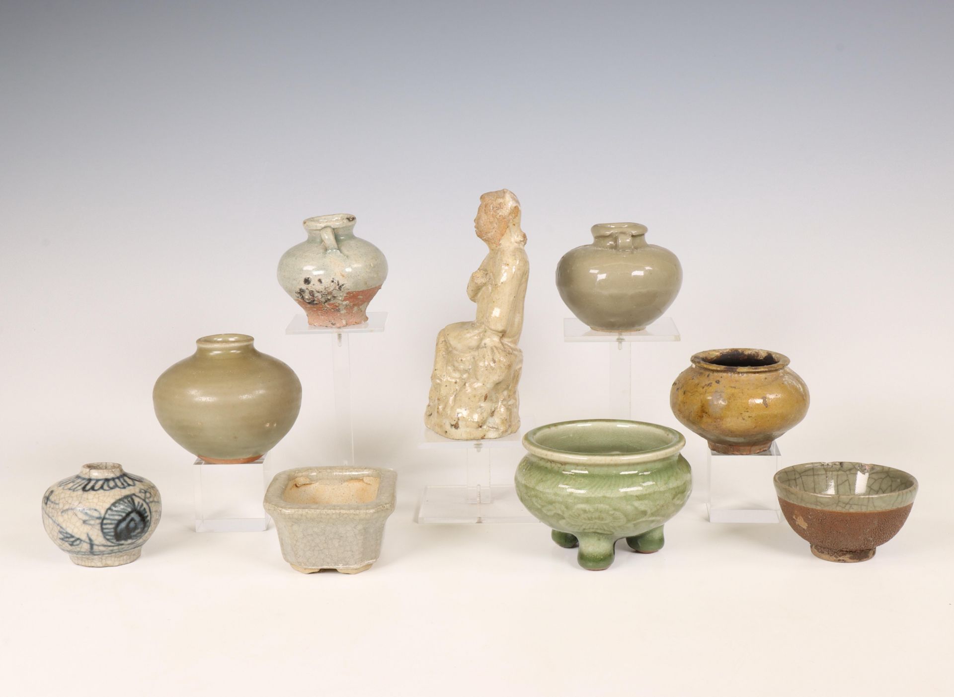 China and Southeast Asia, a collection of celadon and cream-glazed jars and a figure, Ming dynasty ( - Bild 5 aus 5