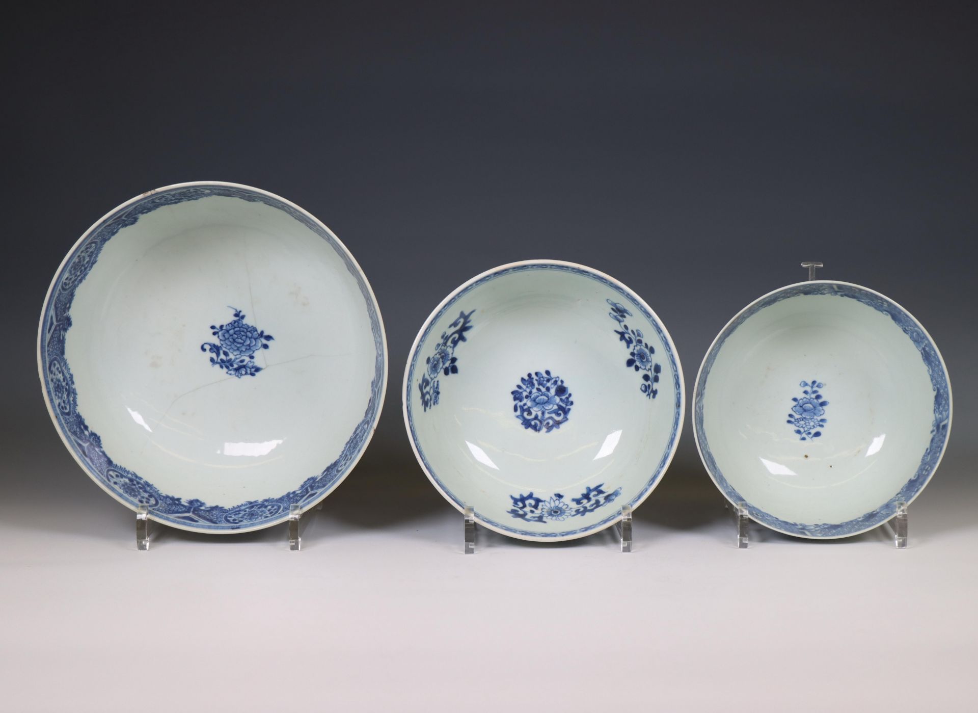 China, a collection of five blue and white porcelain bowls, Qianlong period (1736-1795), - Bild 4 aus 4