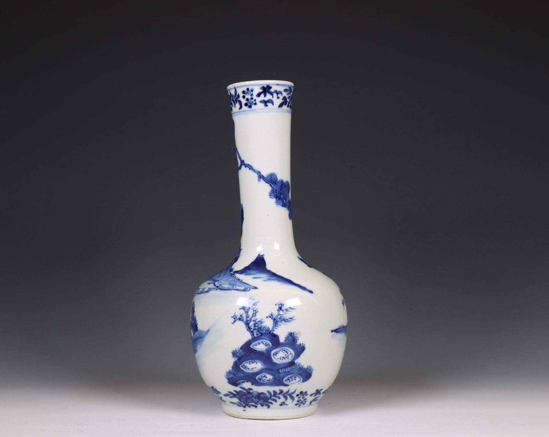 China, a blue and white porcelain bottle vase, 20th century, - Bild 6 aus 6