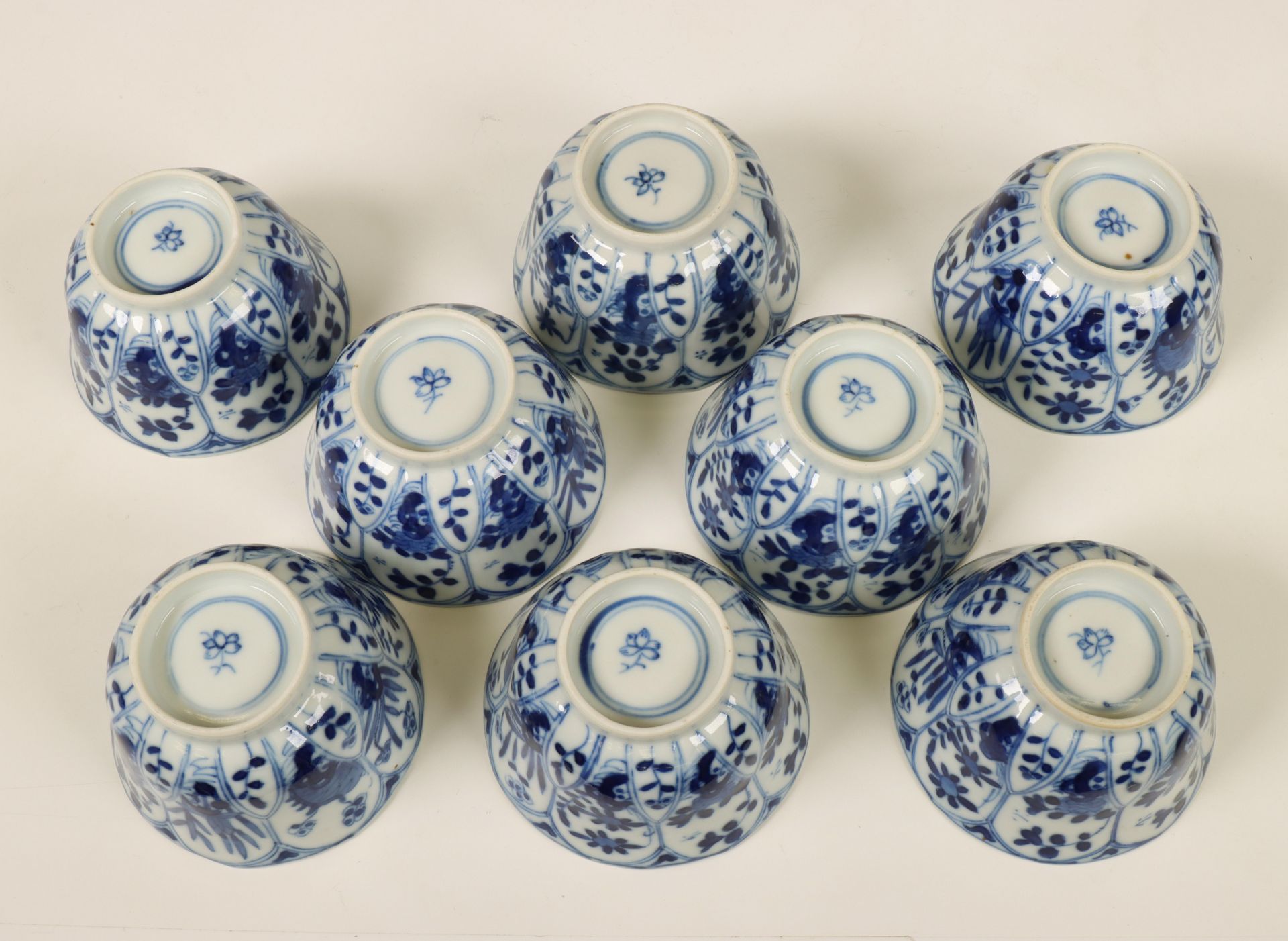 China, a set of eight blue and white porcelain cups and saucers, Kangxi period (1662-1722), - Bild 4 aus 5