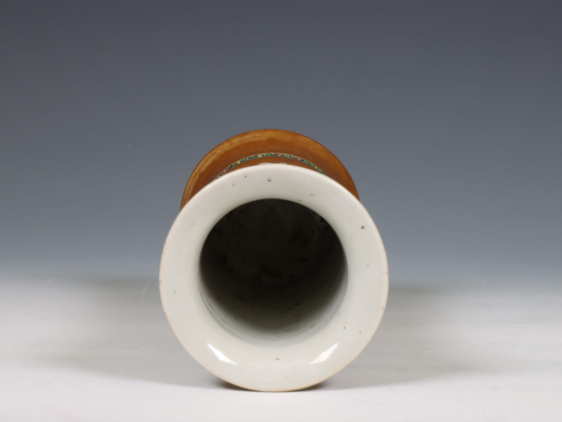China, a café-au-lait-ground famille verte porcelain trumpet vase, 18th century, - Bild 2 aus 4
