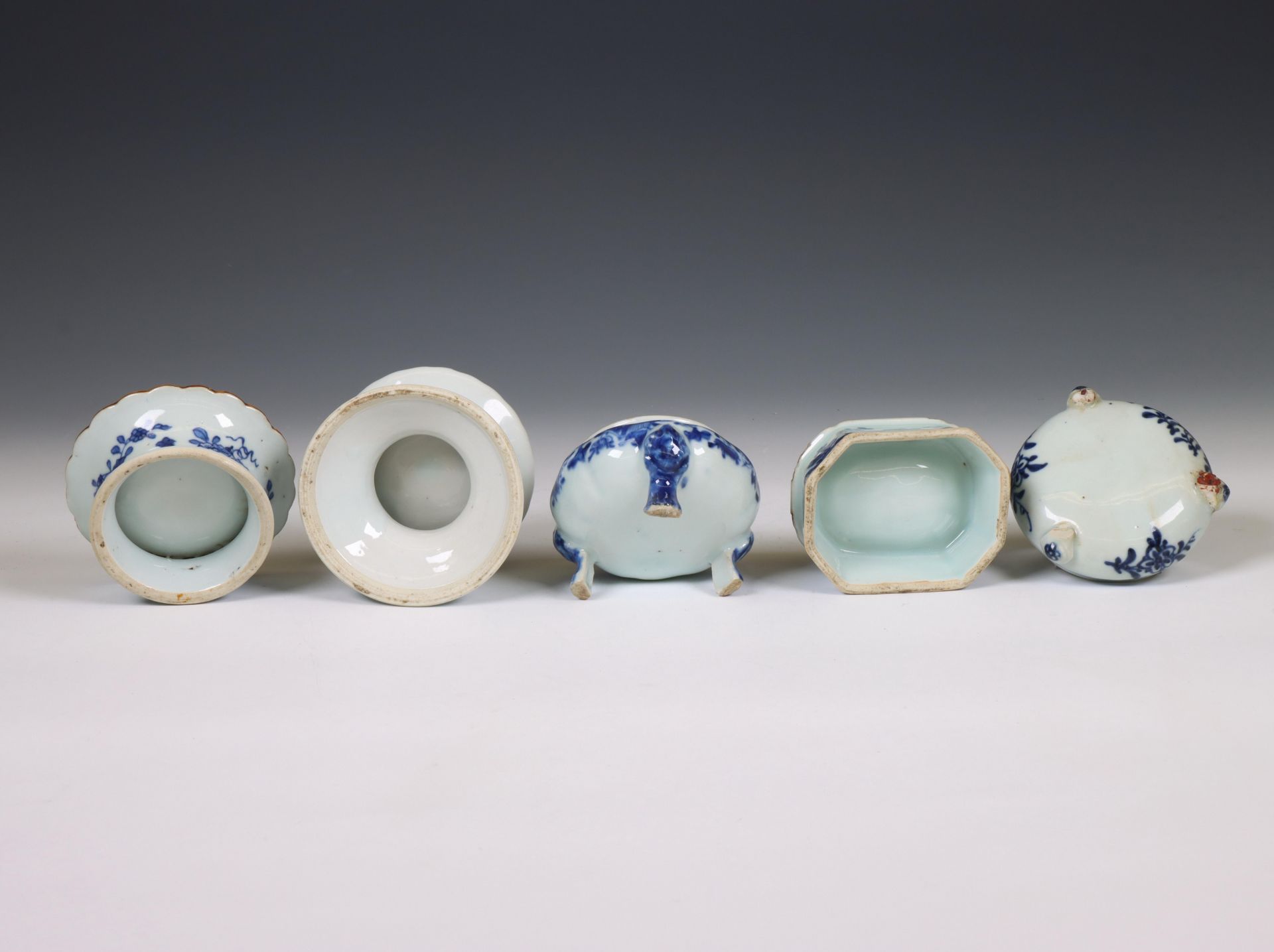 China, five various blue and white porcelain salt cellars, Qianlong period (1736-1795), - Bild 2 aus 3