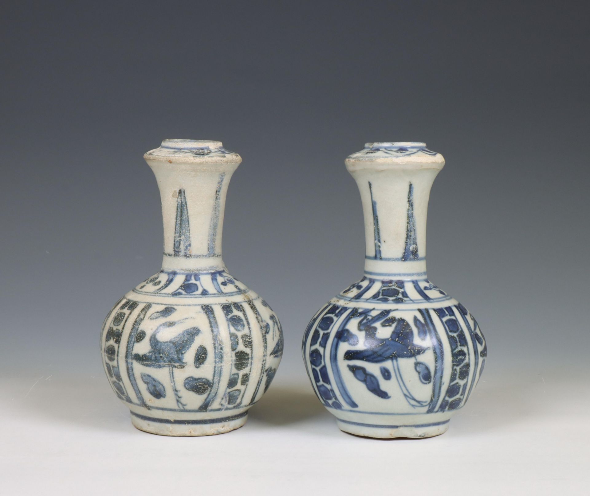 China, two blue and white porcelain 'Hatcher Cargo' kendi's, circa 1640, - Bild 6 aus 6