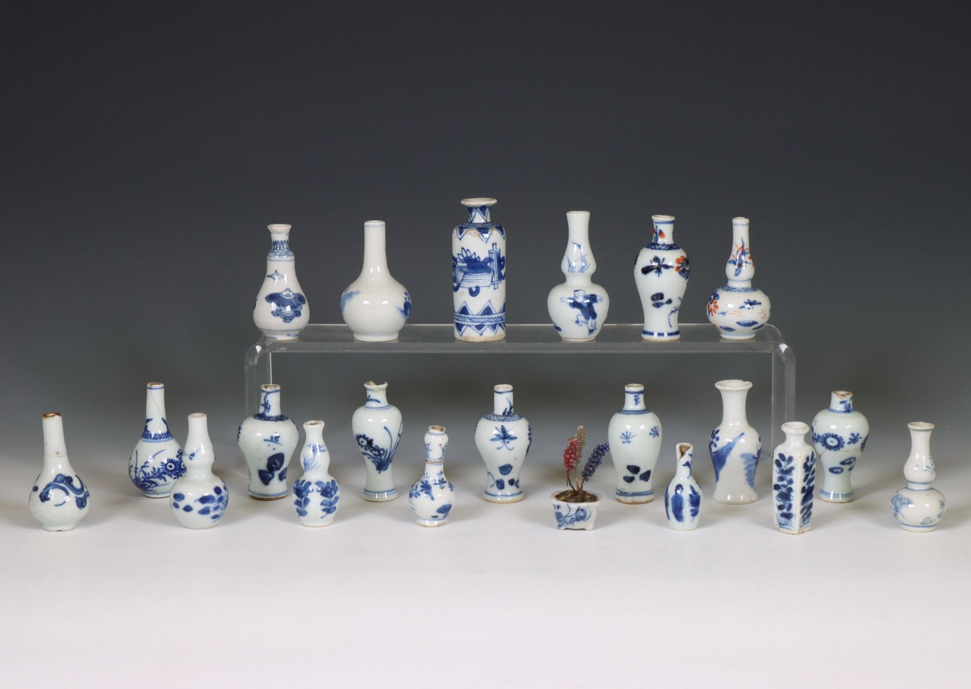 China, a collection of blue and white miniature vases, 18th century and later, - Bild 4 aus 4