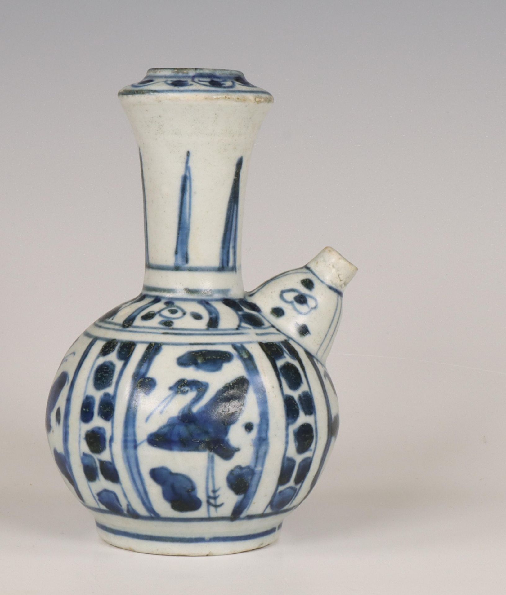 China, blue and white porcelain 'Hatcher Cargo' kendi, mid-17th century, - Bild 2 aus 6