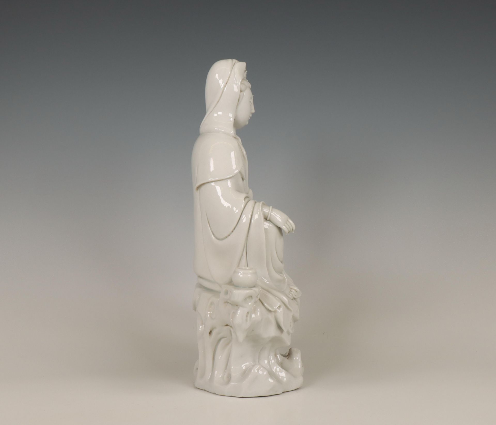 China, a Dehua porcelain figure of Guanyin, 19th/ 20th century, - Bild 6 aus 6