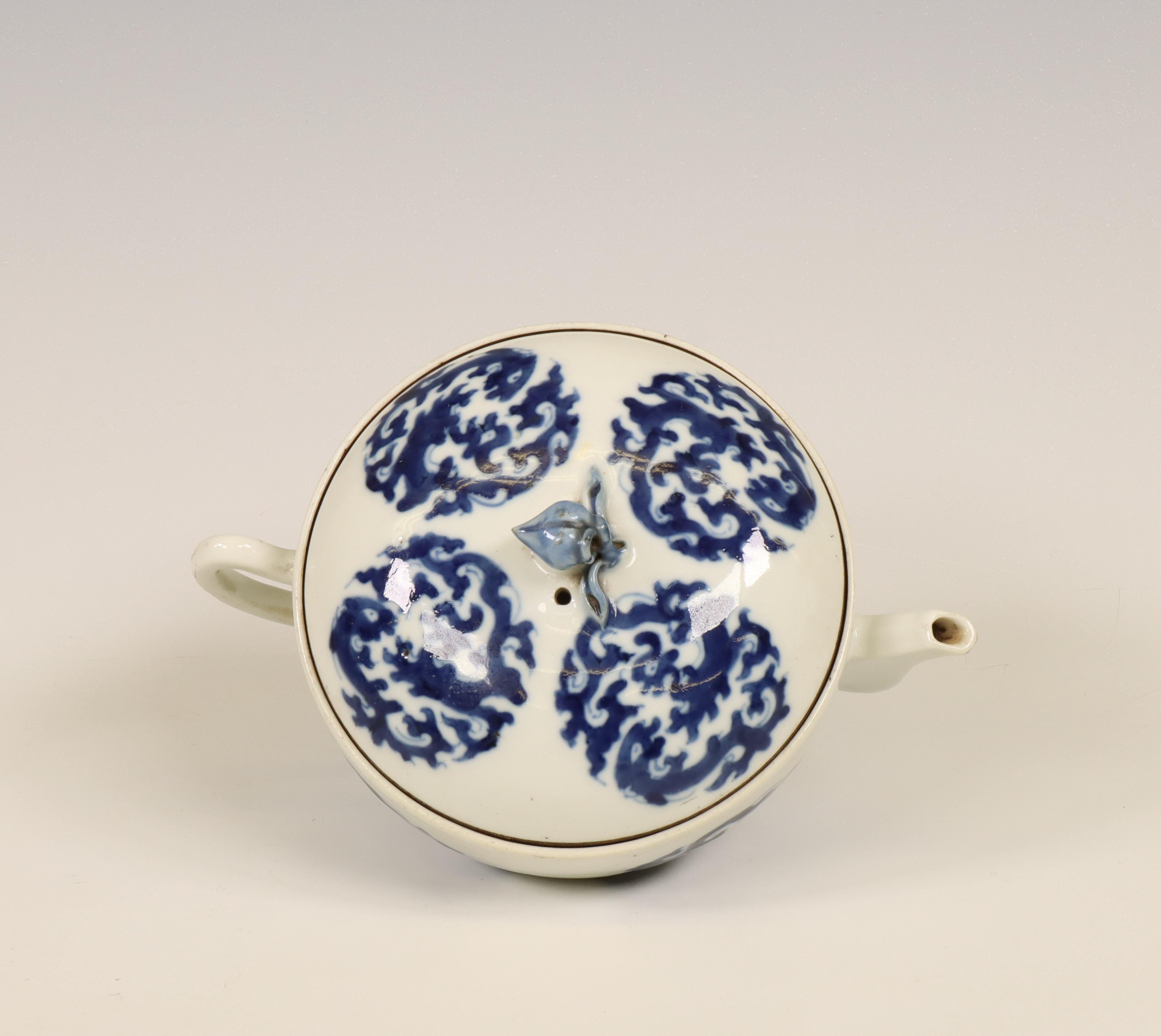 China, a blue and white porcelain 'chilong' teapot and cover, late Qing dynasty (1644-1912), - Image 6 of 9