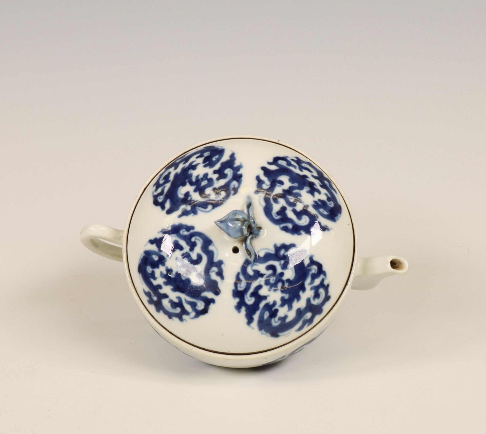 China, a blue and white porcelain 'chilong' teapot and cover, late Qing dynasty (1644-1912), - Bild 6 aus 9