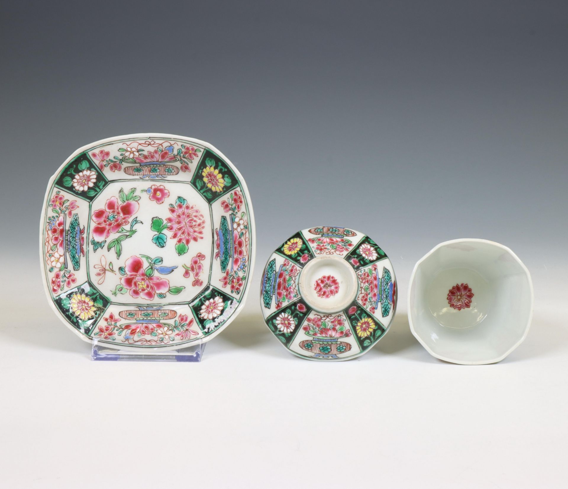 China, famille rose porcelain cup, saucer and cover, Qianlong period (1736-1795), - Bild 4 aus 6