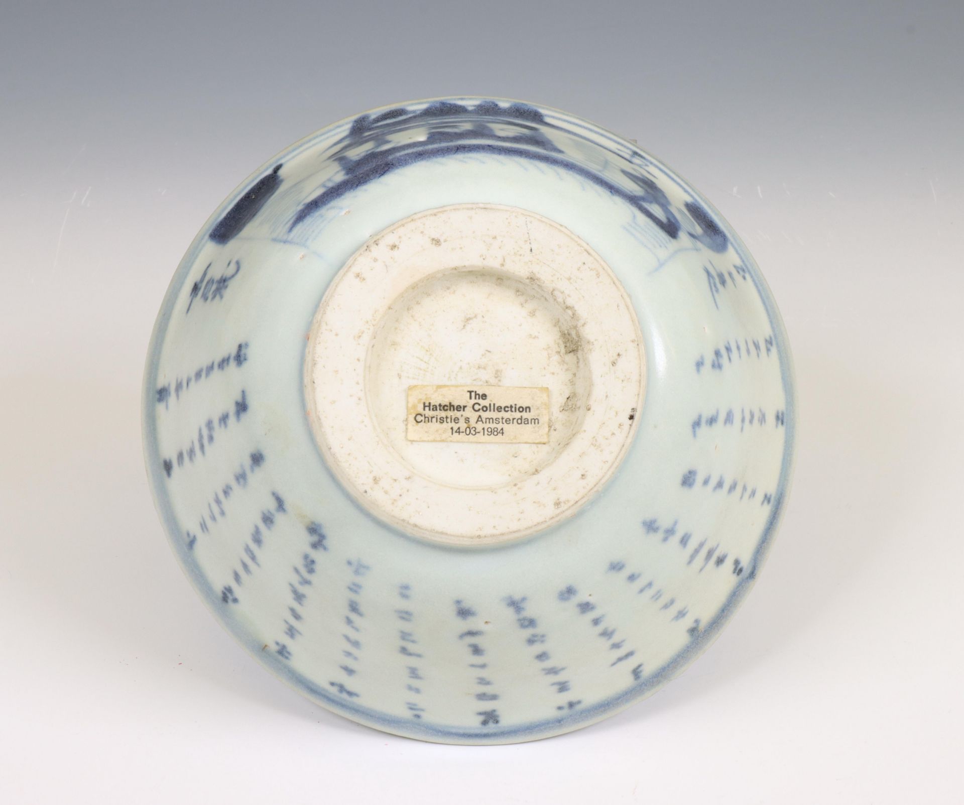 China, a blue and white porcelain 'Hatcher Cargo' 'Red Cliff' bowl, circa 1640, - Bild 2 aus 3
