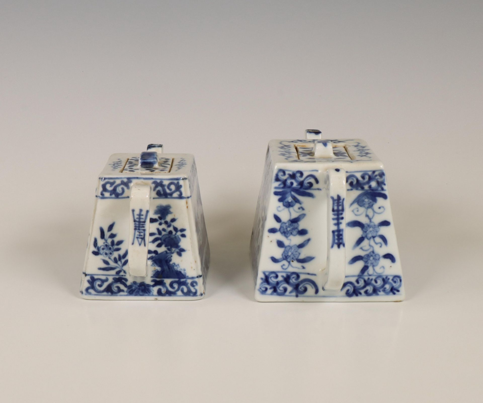 China, two blue and white porcelain rectangular teapots and covers, 18th century, - Bild 5 aus 5