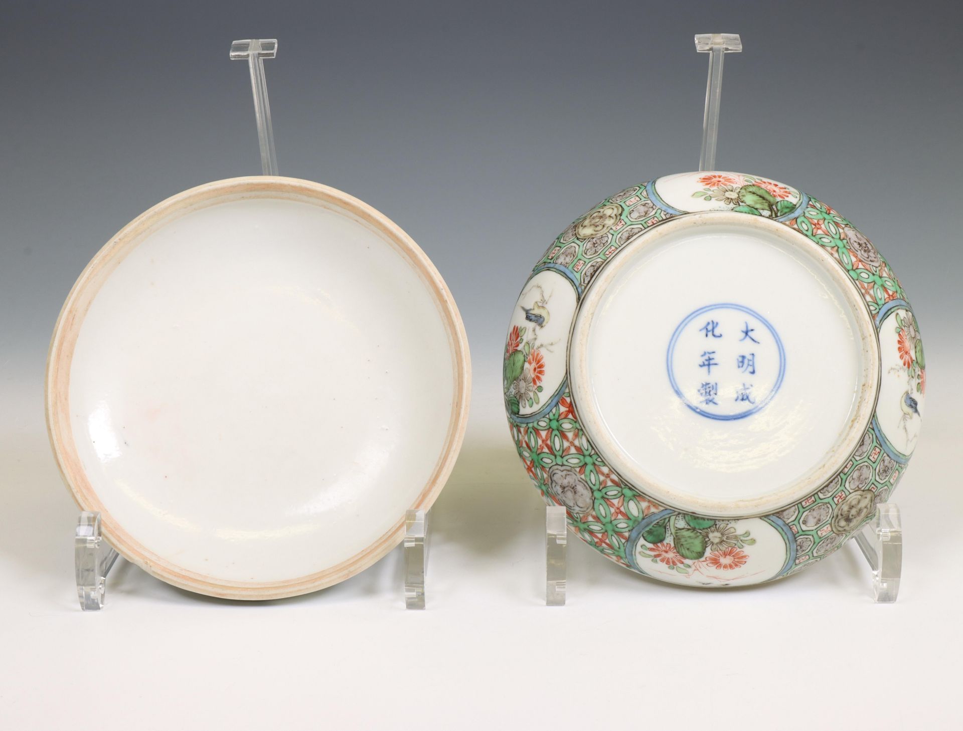 China, a famille verte porcelain circular box and cover, Kangxi period (1662-1722), - Bild 4 aus 10