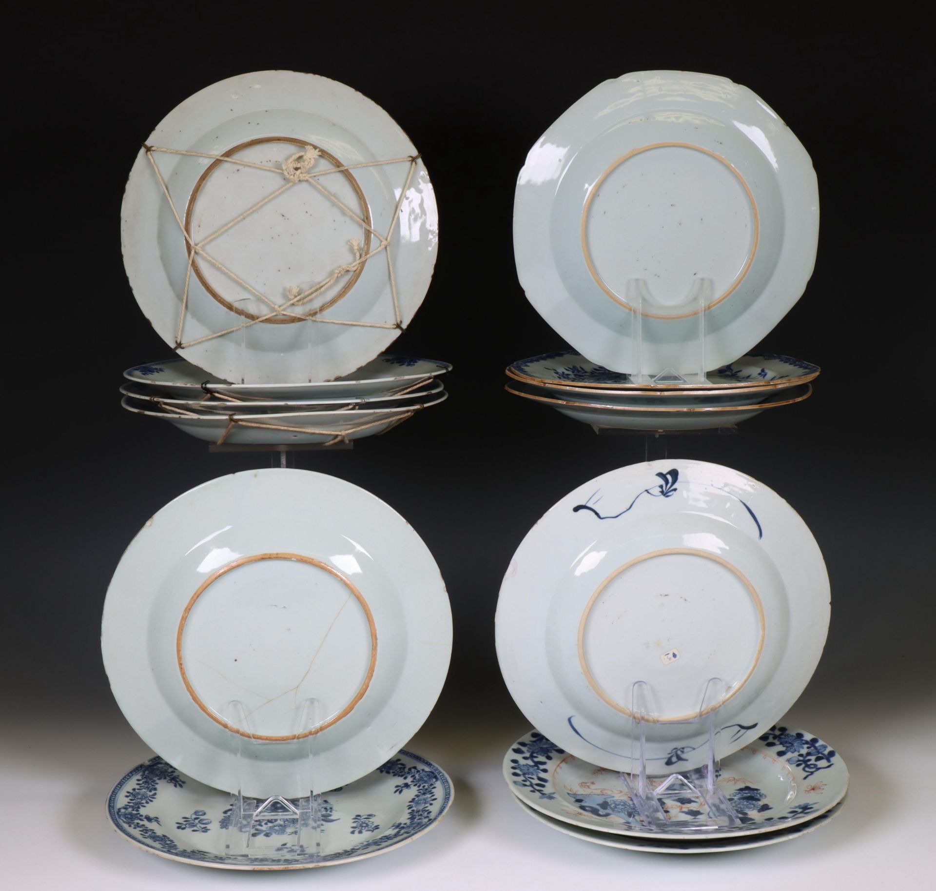 China, a collection of blue and white porcelain plates, Qianlong period (1736-1795), - Bild 3 aus 3