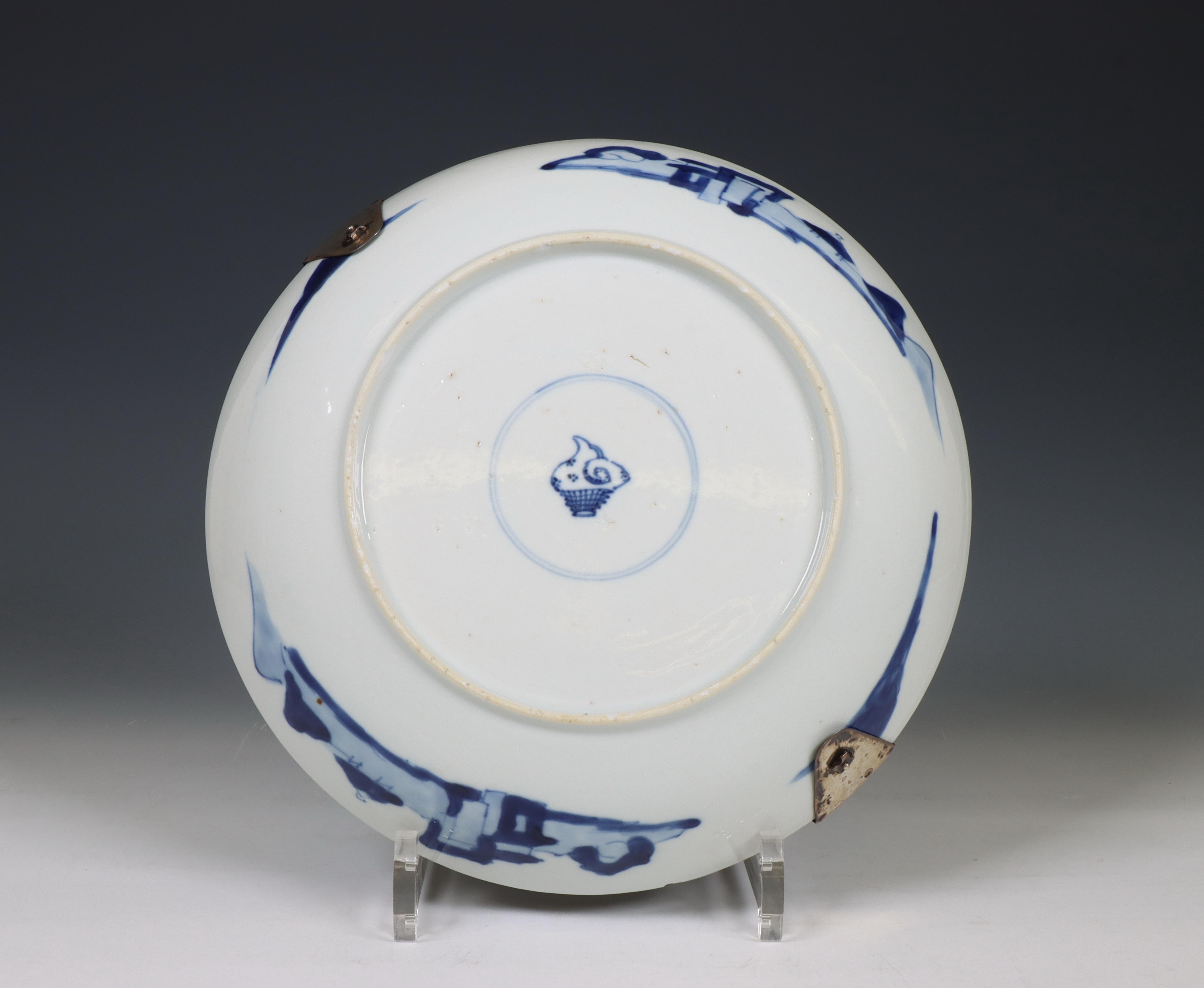 China, silver-mounted blue and white porcelain 'Joosje te paard' dish, 18th-19th century, - Image 2 of 4