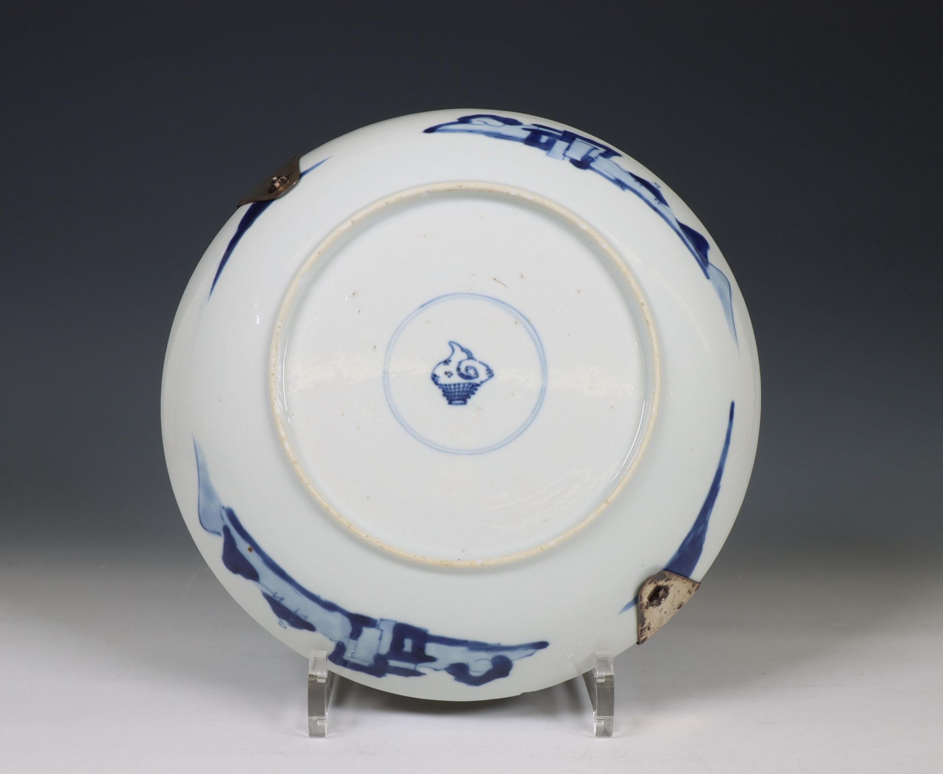 China, silver-mounted blue and white porcelain 'Joosje te paard' dish, 18th-19th century, - Bild 2 aus 4