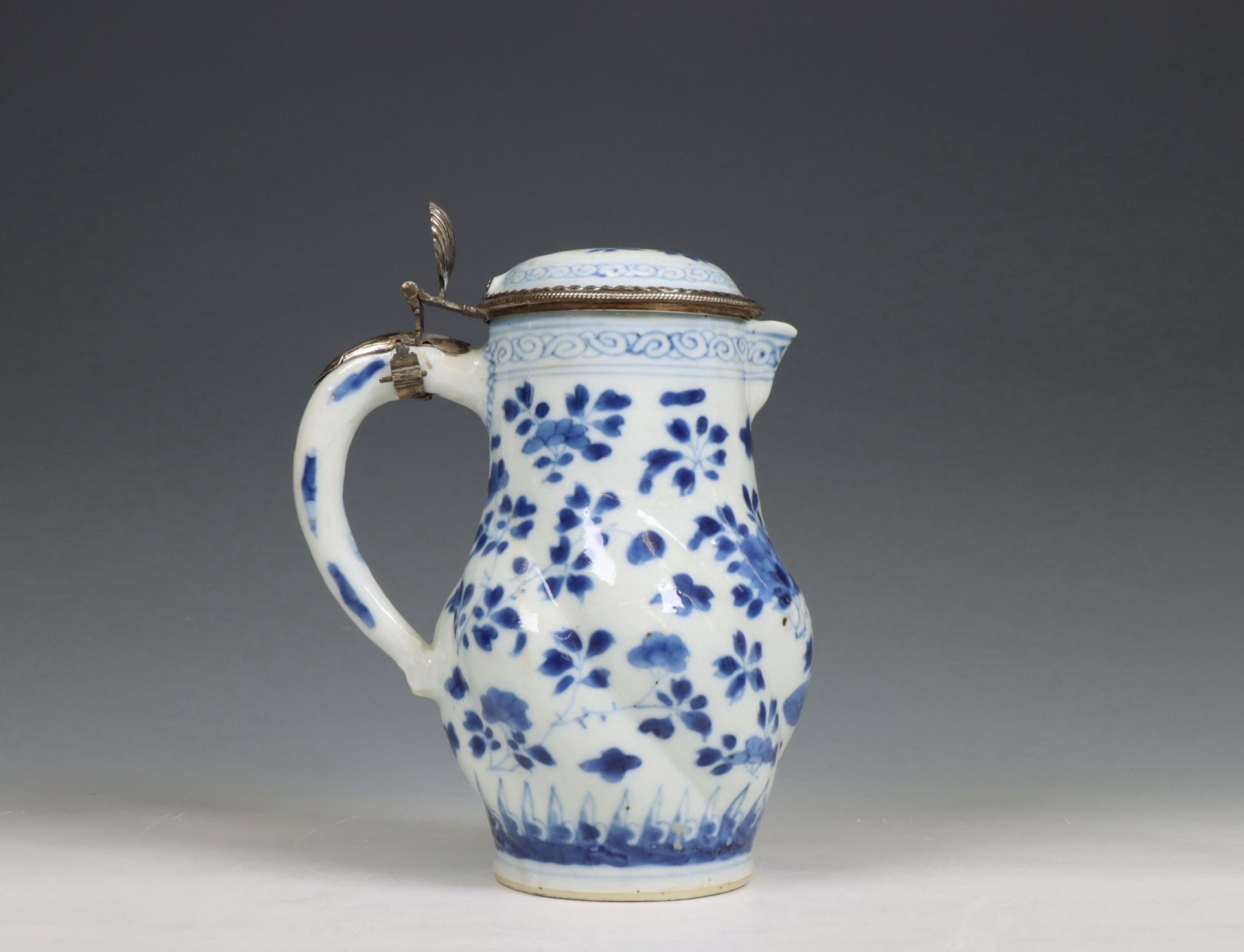 China, a blue and white porcelain gadrooned ewer and silver-mounted cover, Kangxi period (1662-1722) - Image 2 of 6