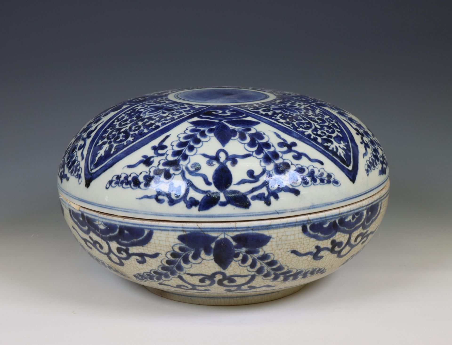 China, blue and white porcelain box and cover, late Qing dynasty (1644-1912),