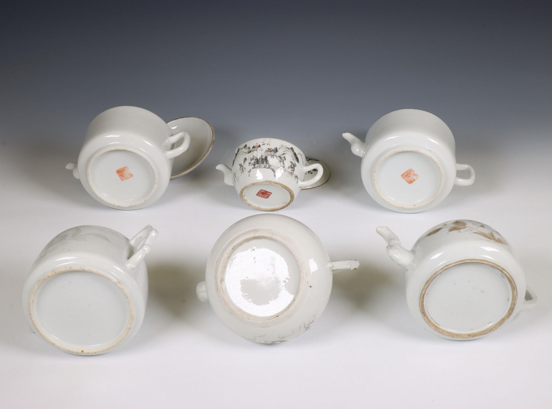 China, six various white-glazed and grisaille-decorated teapots and covers, 20th century, - Bild 4 aus 5