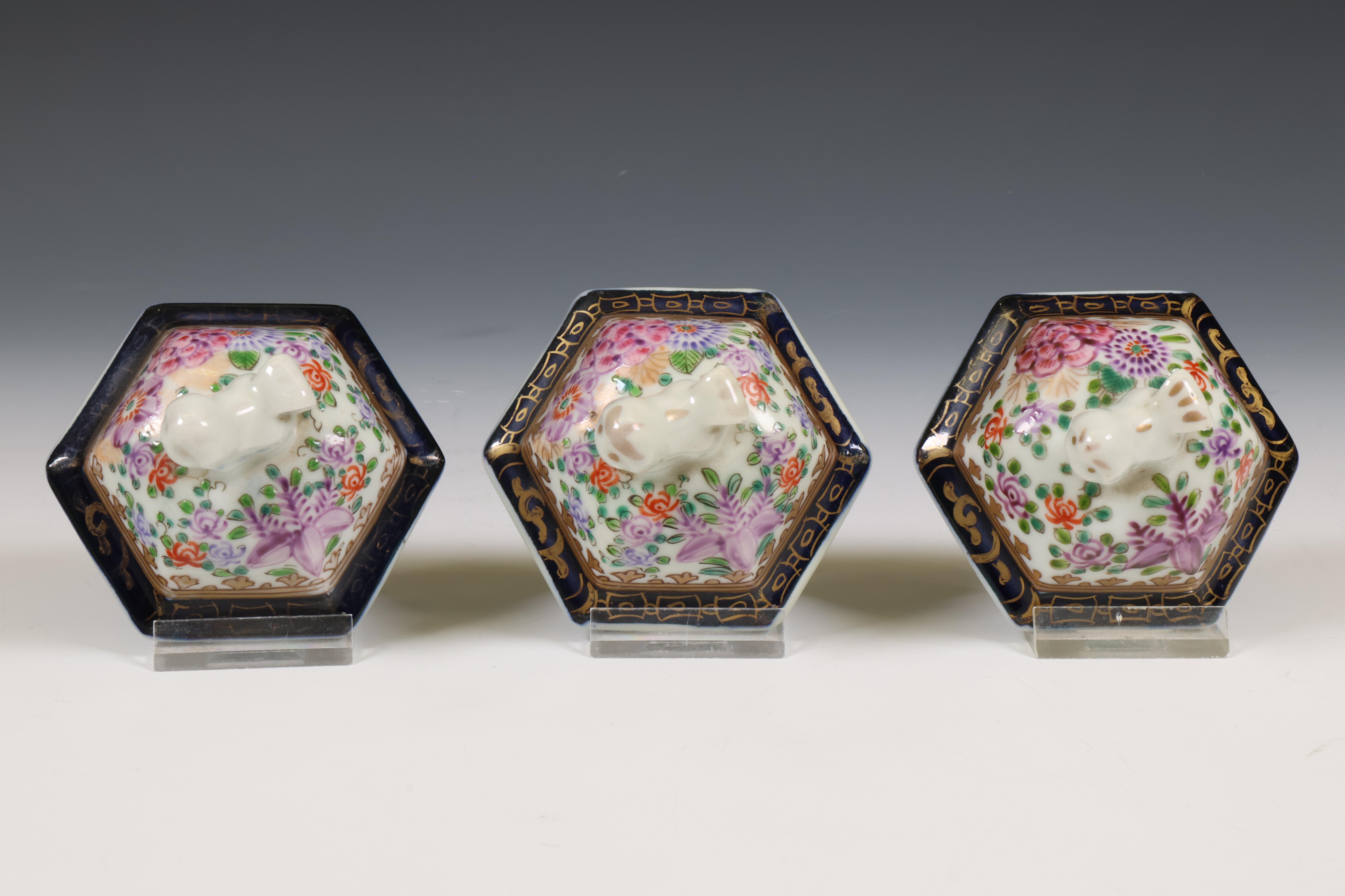 Samson, famille rose porcelain five-part garniture and a pair of jars and covers, 20th century, - Image 5 of 12
