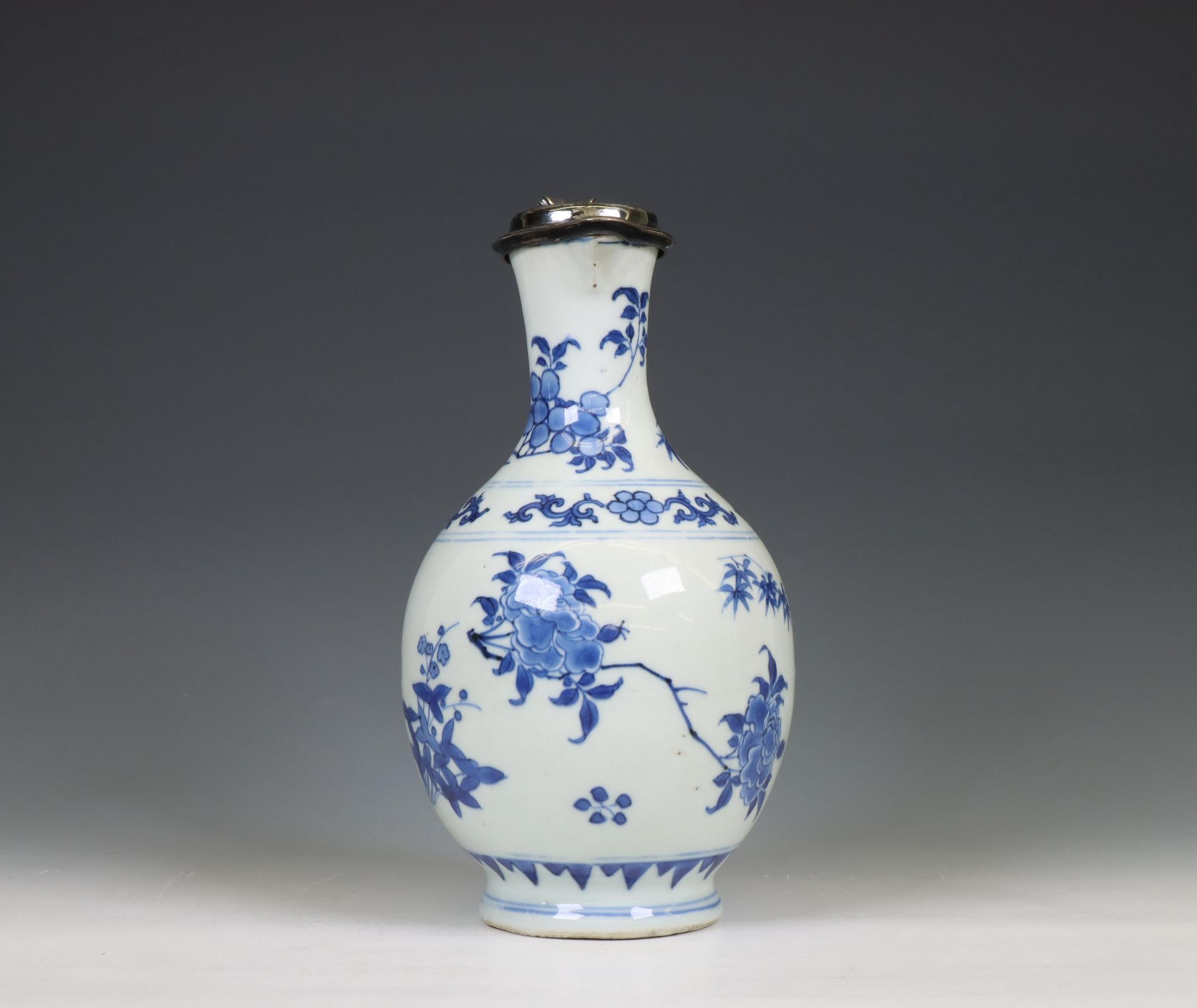 China, a Transitional silver-mounted blue and white porcelain ewer, mid 17th century, the silver lat - Bild 3 aus 6