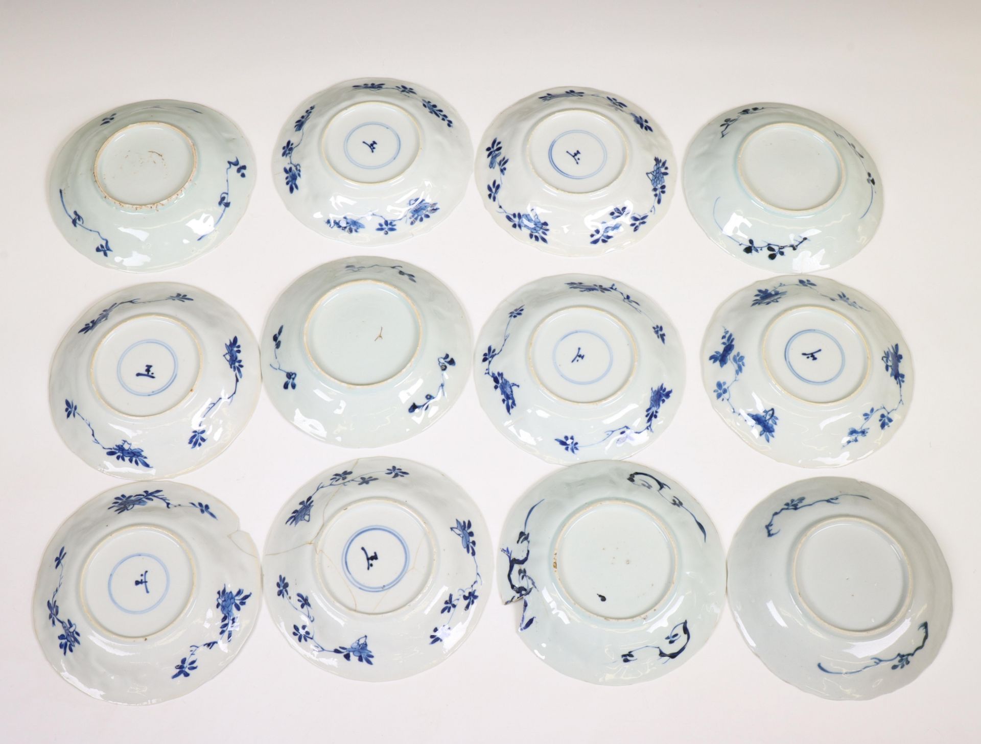 China, a set of ten blue and white porcelain cups and twelve saucers, Kangxi period (1662-1722), - Bild 4 aus 7