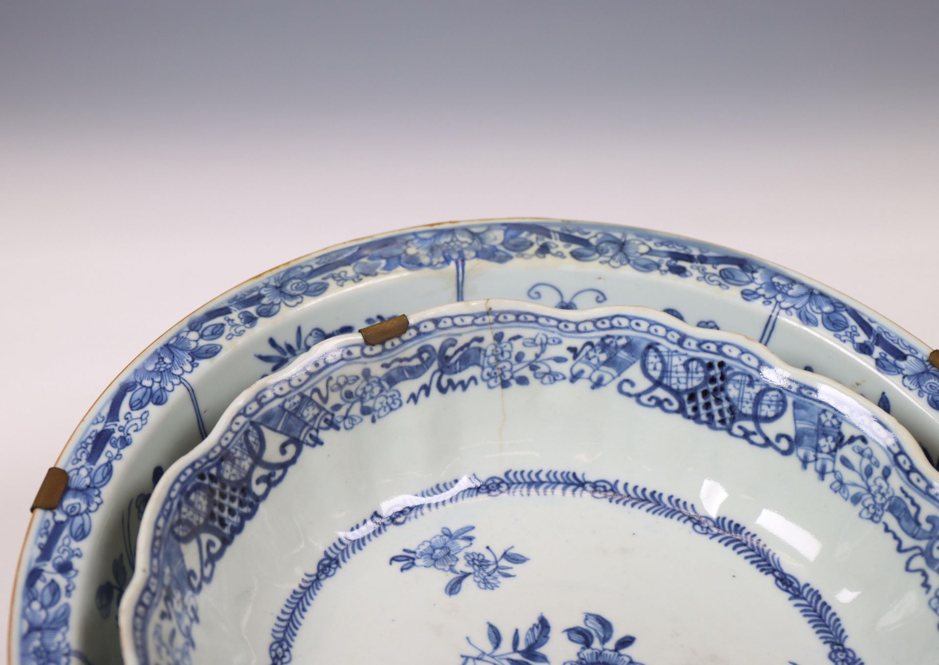 China, a collection of five blue and white porcelain bowls, Qianlong period (1736-1795), - Bild 2 aus 4