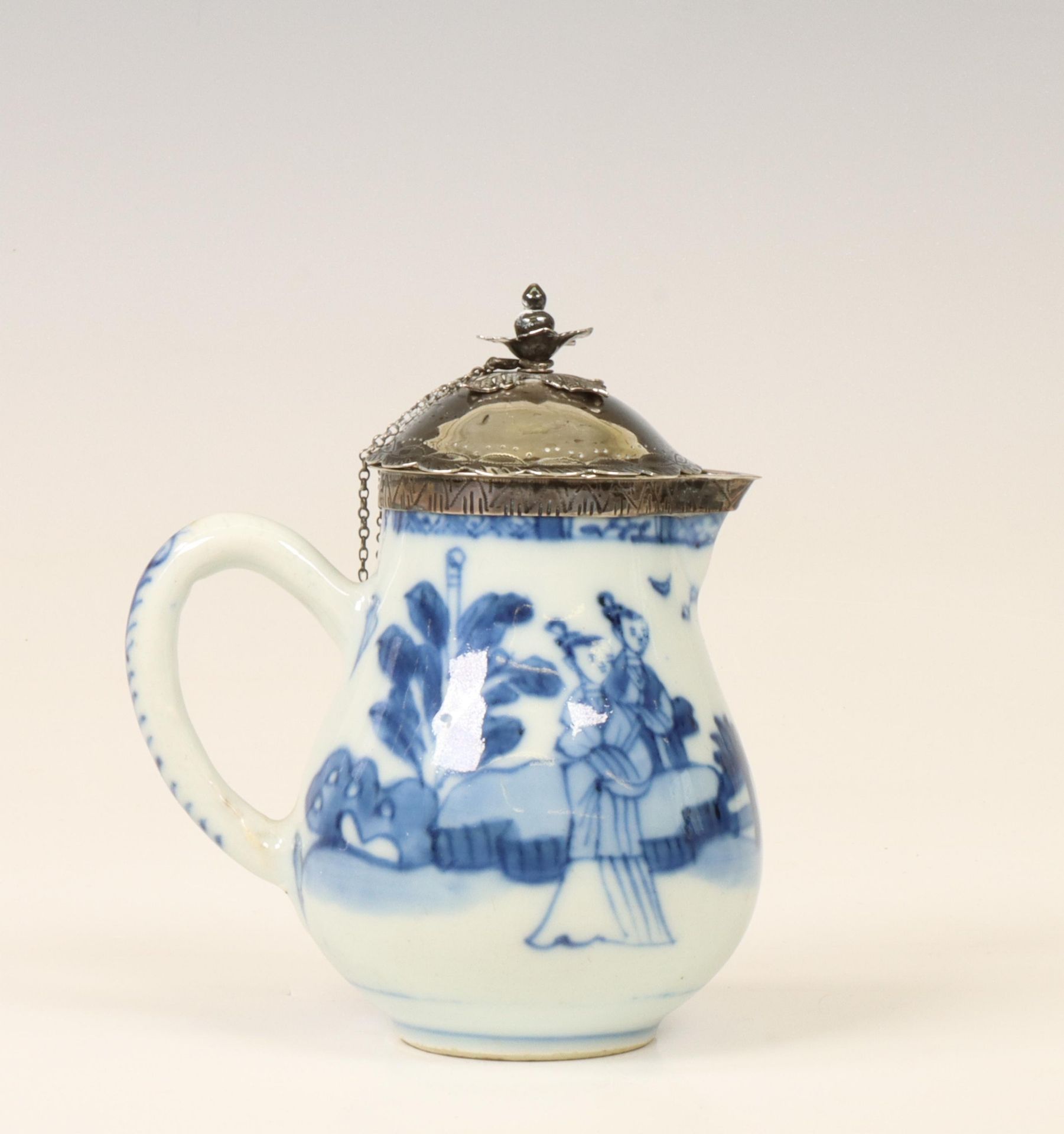 China, silver-mounted blue and white porcelain 'Romance of the Western Chamber' teapot, 18th century - Bild 2 aus 3