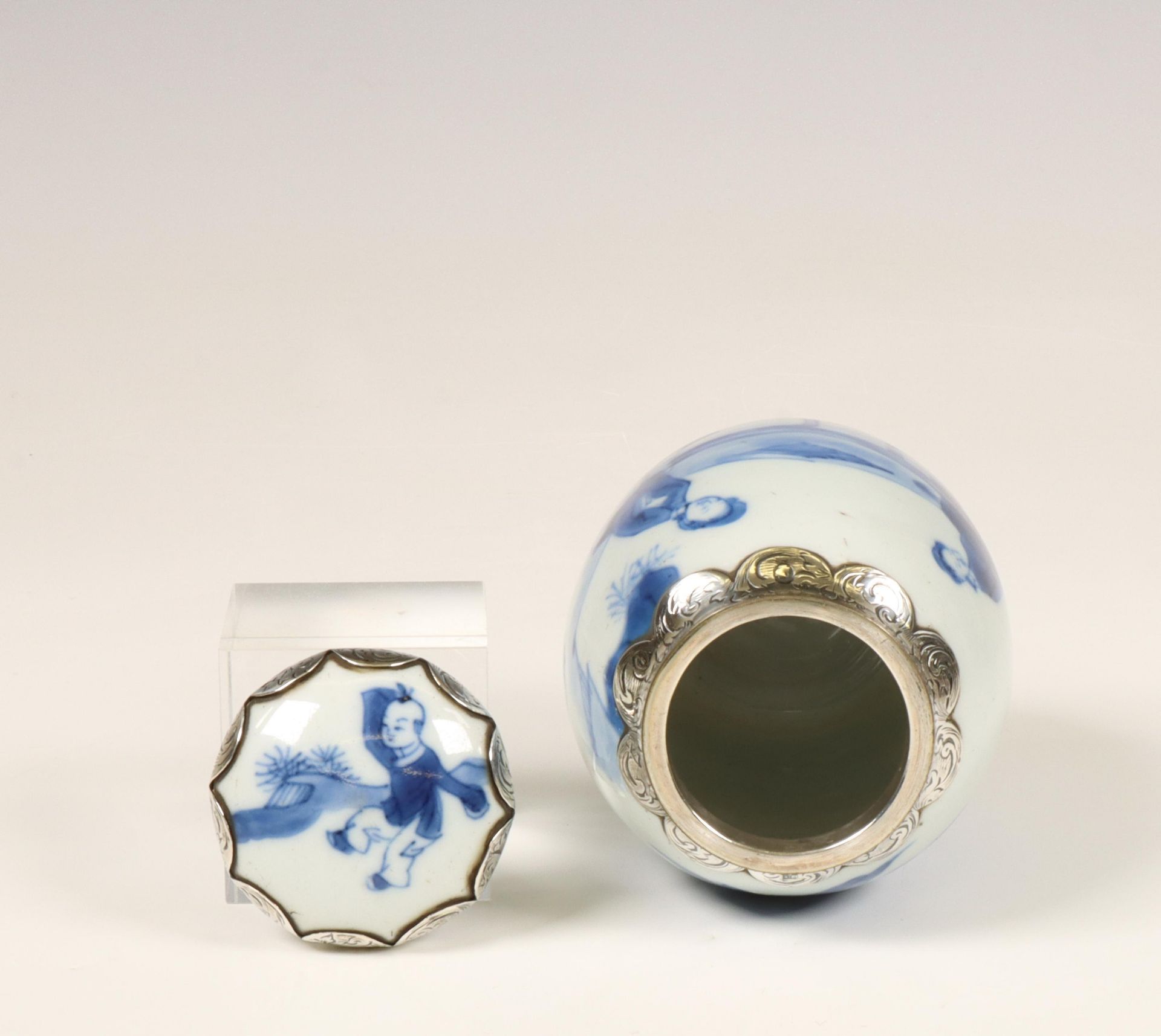 China, a silver-mounted blue and white porcelain oviform tea-caddy and cover, Kangxi period (1662-17 - Bild 4 aus 6