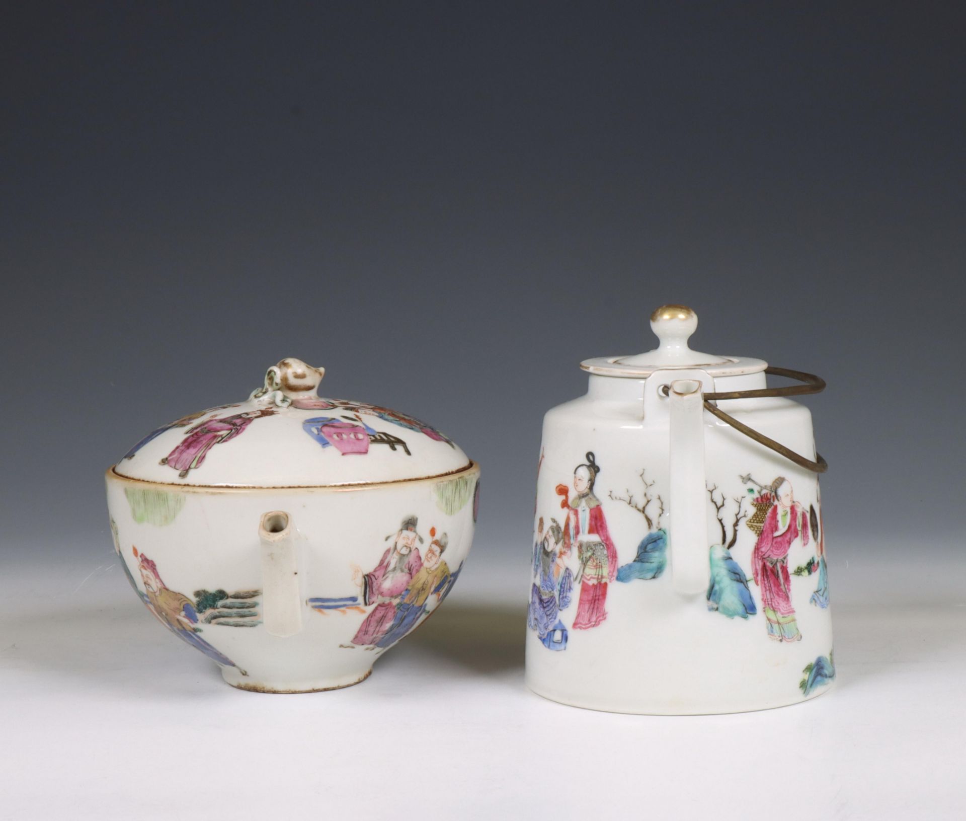 China, two famille rose porcelain teapots and covers, 19th/ 20th century, - Bild 3 aus 6