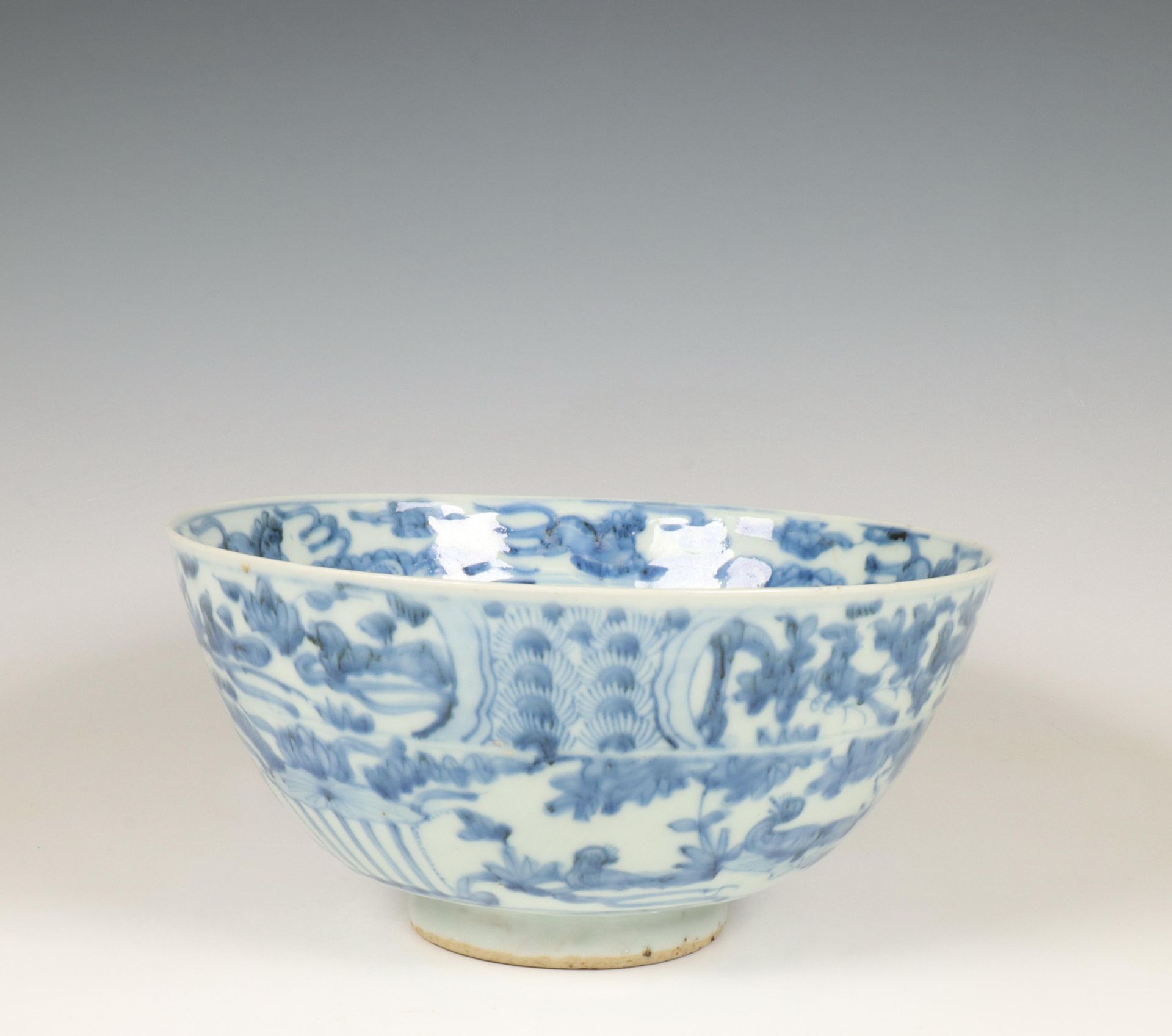 China, a blue and white porcelain bowl, late Ming dynasty (1368-1644), - Bild 10 aus 11