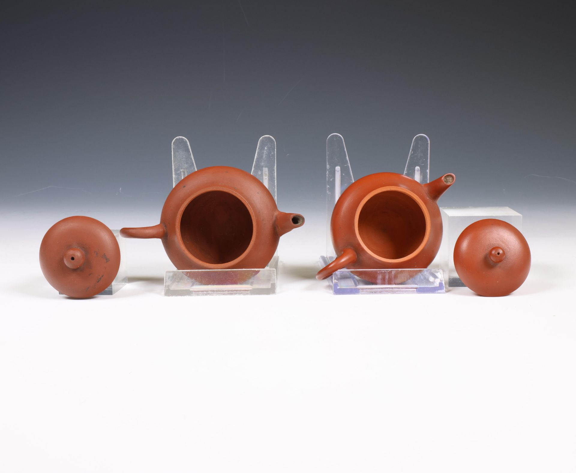 China, two Yixing earthenware teapots and covers, - Bild 6 aus 9