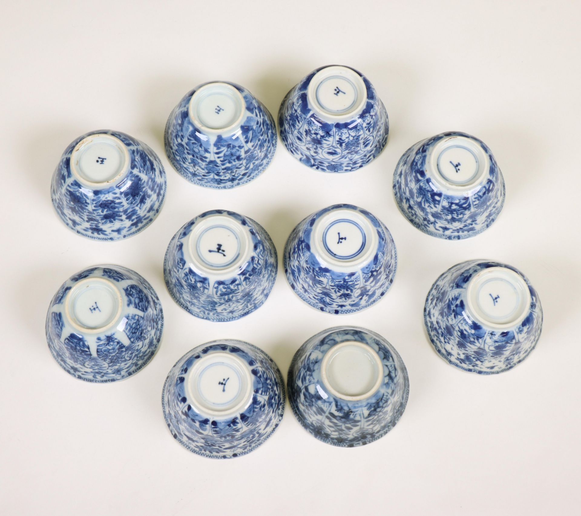 China, a set of ten blue and white porcelain cups and twelve saucers, Kangxi period (1662-1722), - Bild 6 aus 7