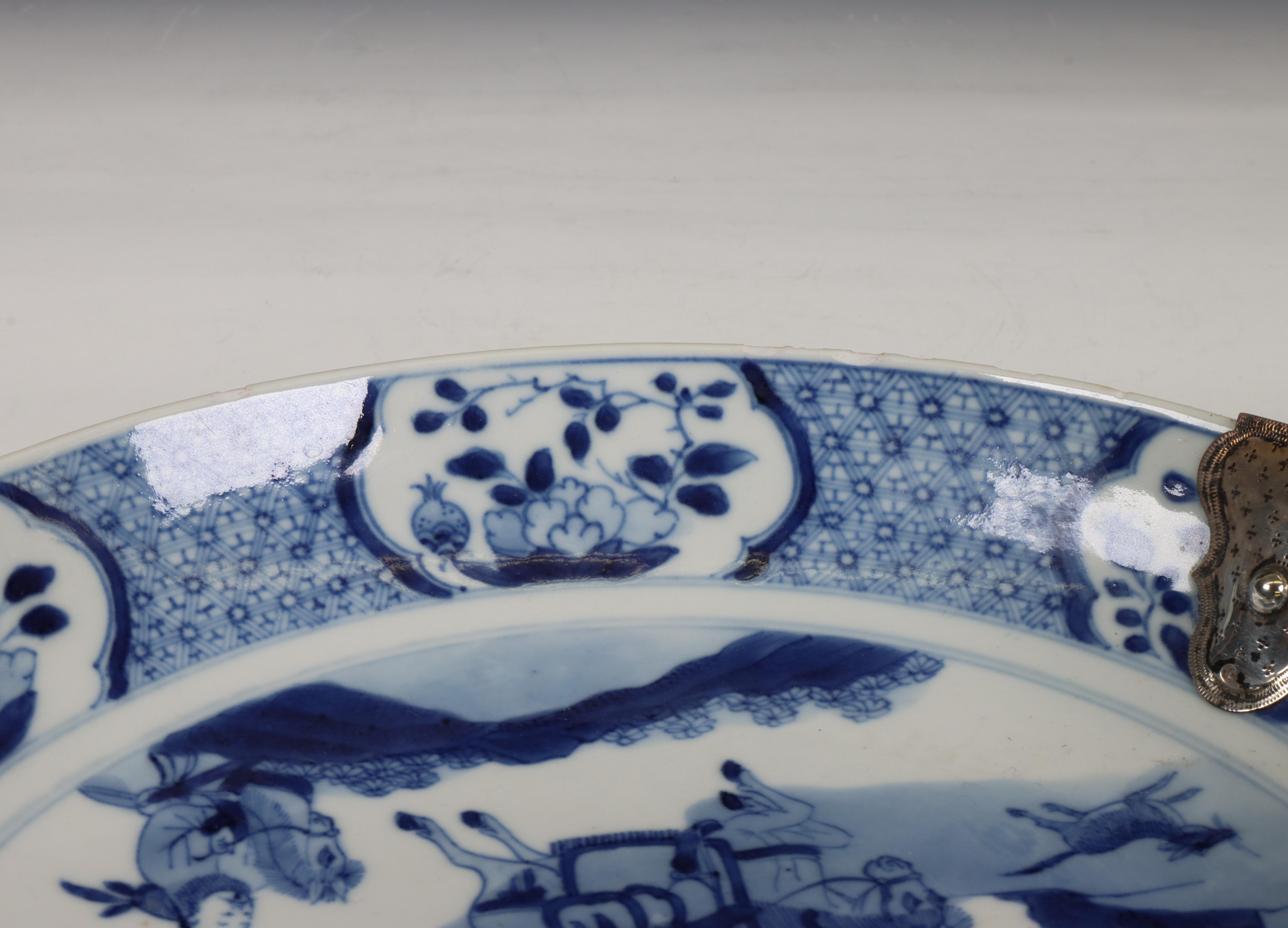 China, silver-mounted blue and white porcelain 'Joosje te paard' dish, 18th-19th century, - Image 3 of 4