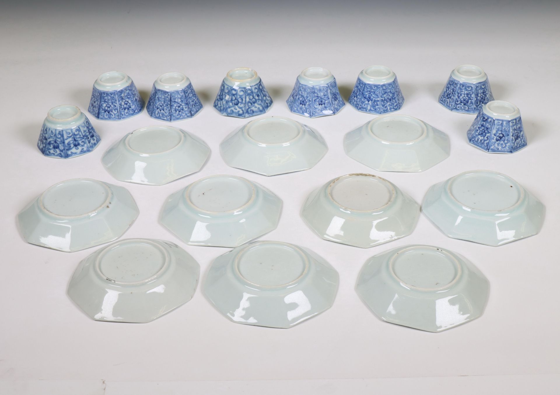 China, a set of blue and white porcelain octagonal 'lotus' cups and two sets of saucers, 18th centur - Bild 2 aus 4