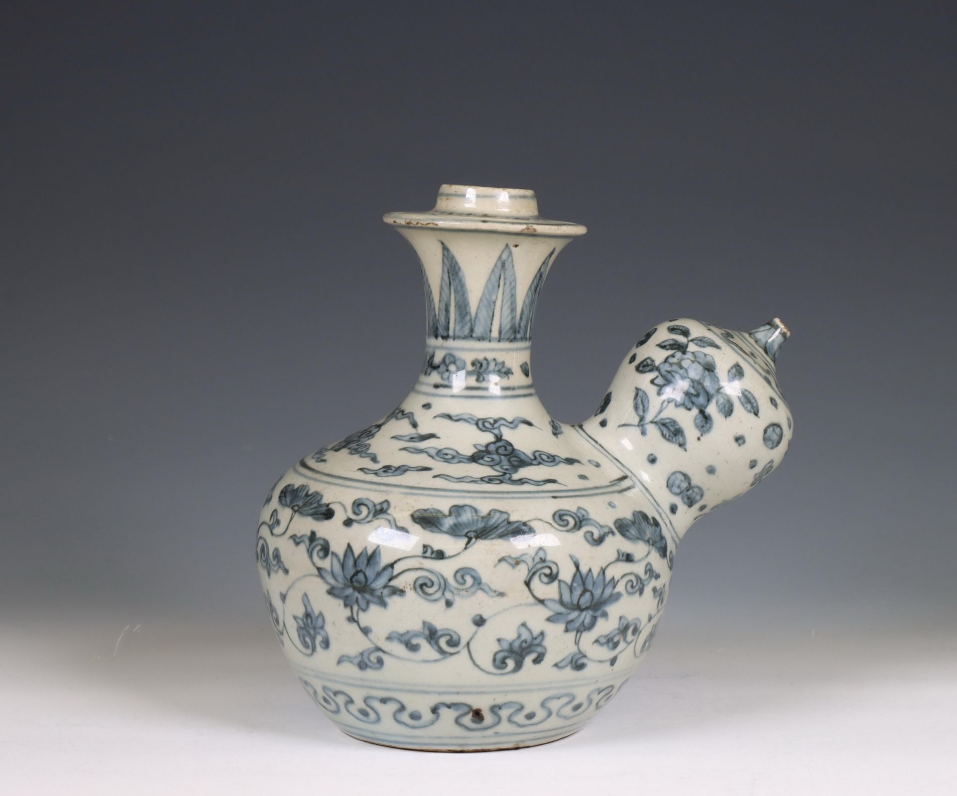 China, a Ming-style blue and white porcelain kendi, ca. 1900, - Bild 3 aus 3
