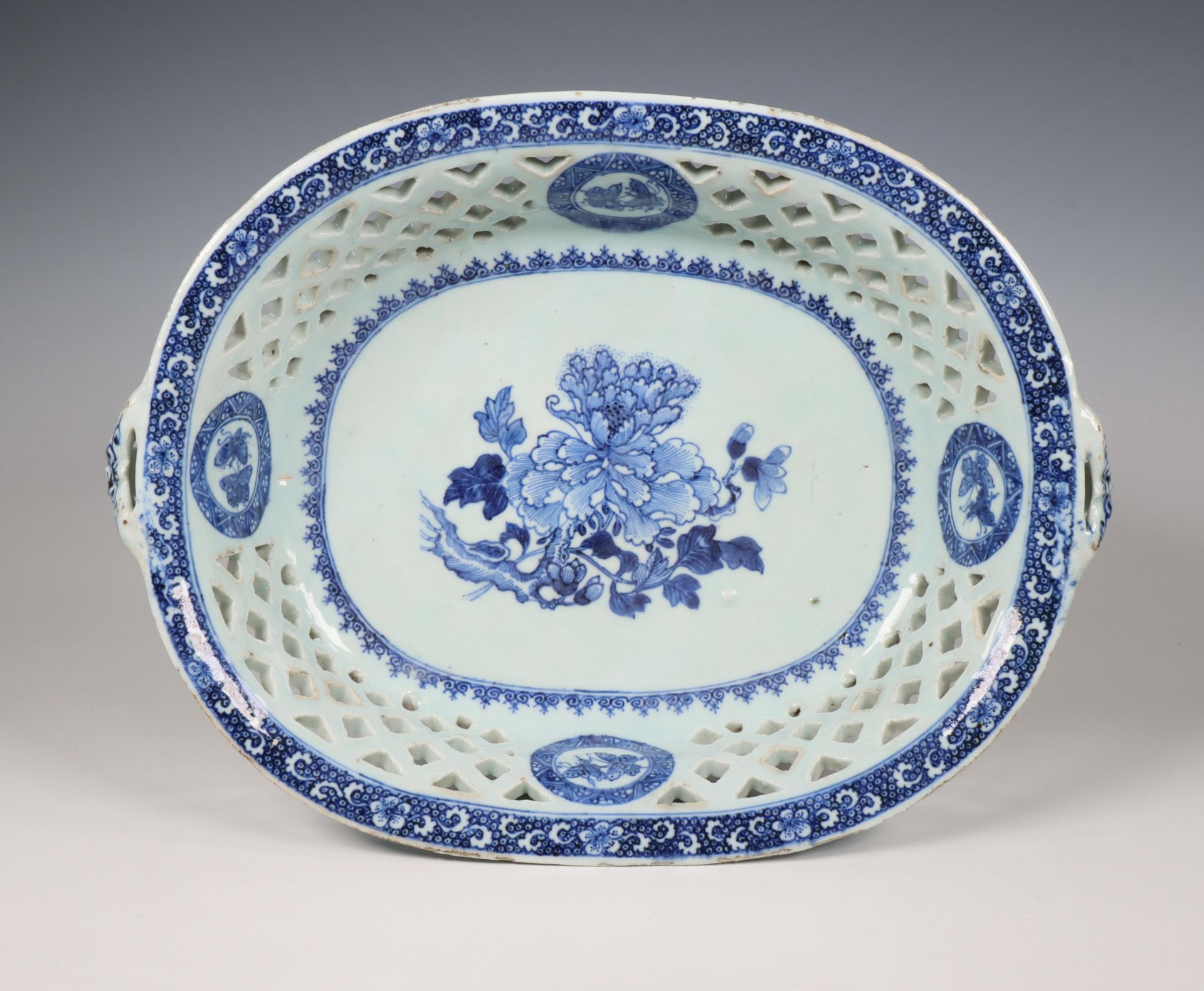 China, a blue and white porcelain basket, ca. 1800, - Bild 3 aus 3
