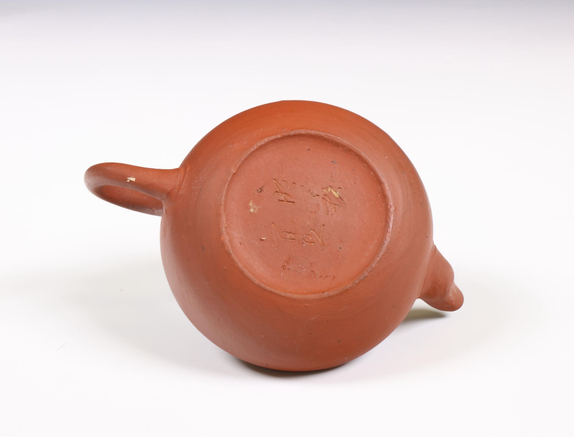 China, two Yixing earthenware teapots and covers, - Bild 8 aus 9
