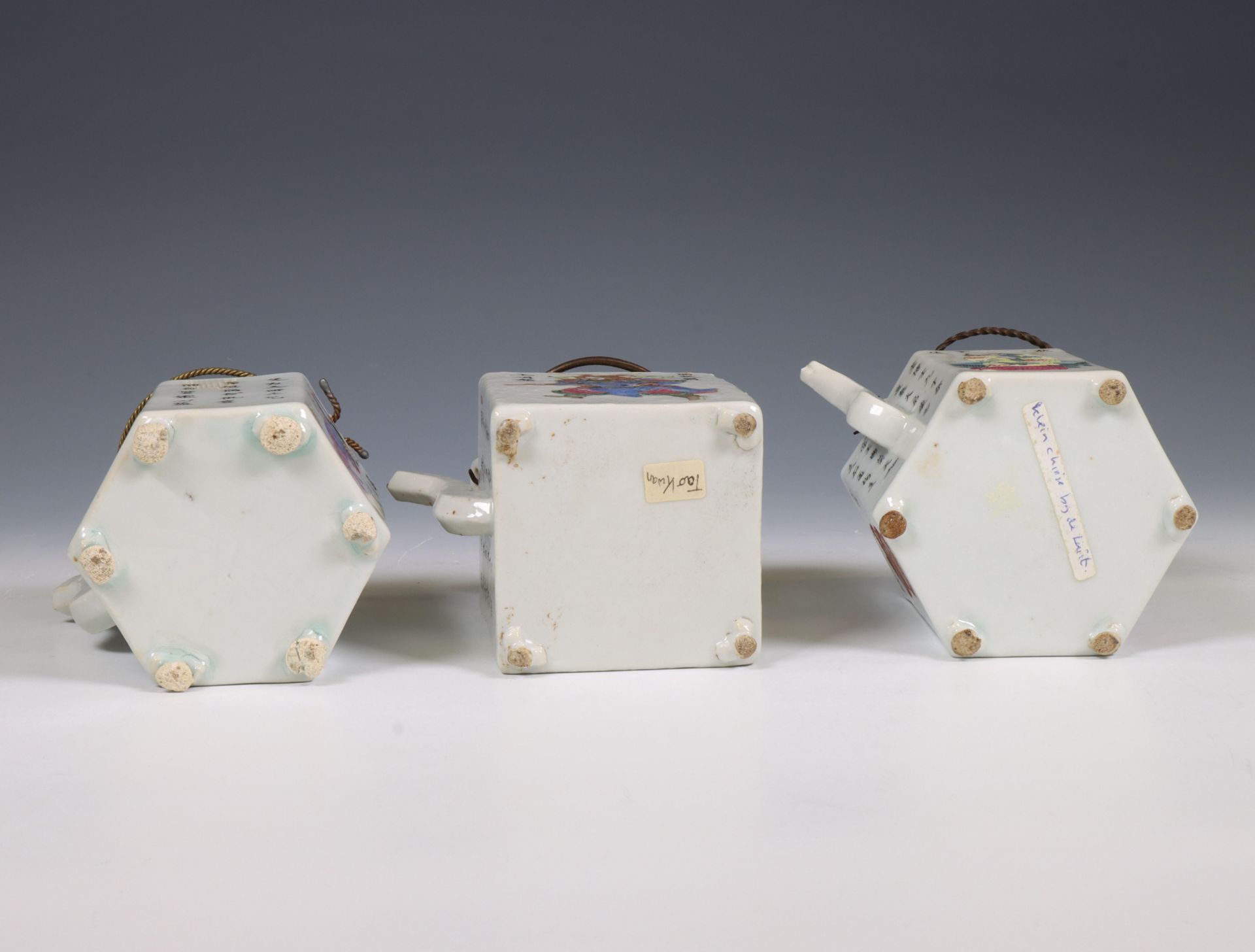 China, three famille rose porcelain 'Wu Shuang Pu' canted teapots and covers, 19th century, - Bild 5 aus 7