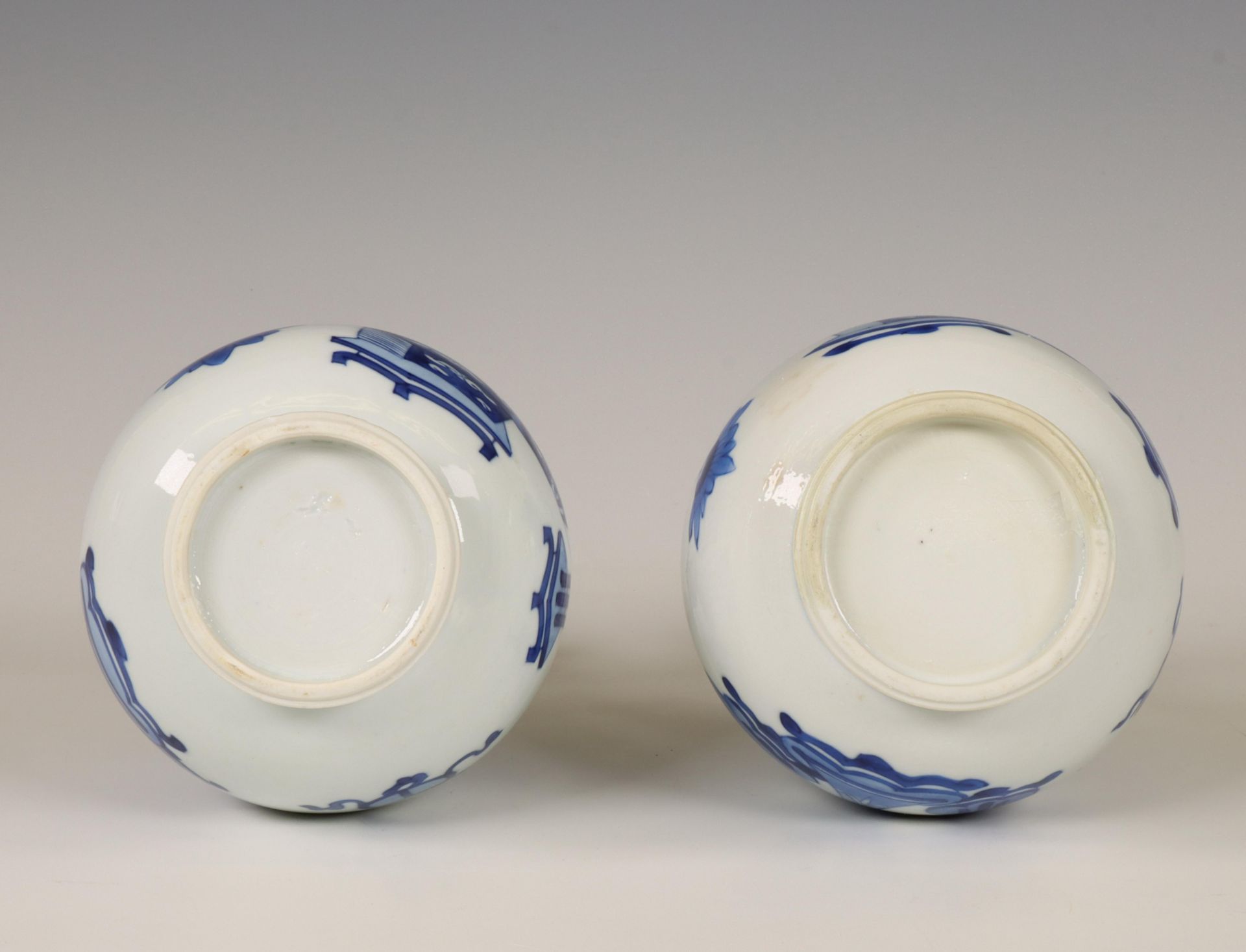 China, a pair of blue and white garlic-head vases, Kangxi period (1662-1722), - Image 6 of 8