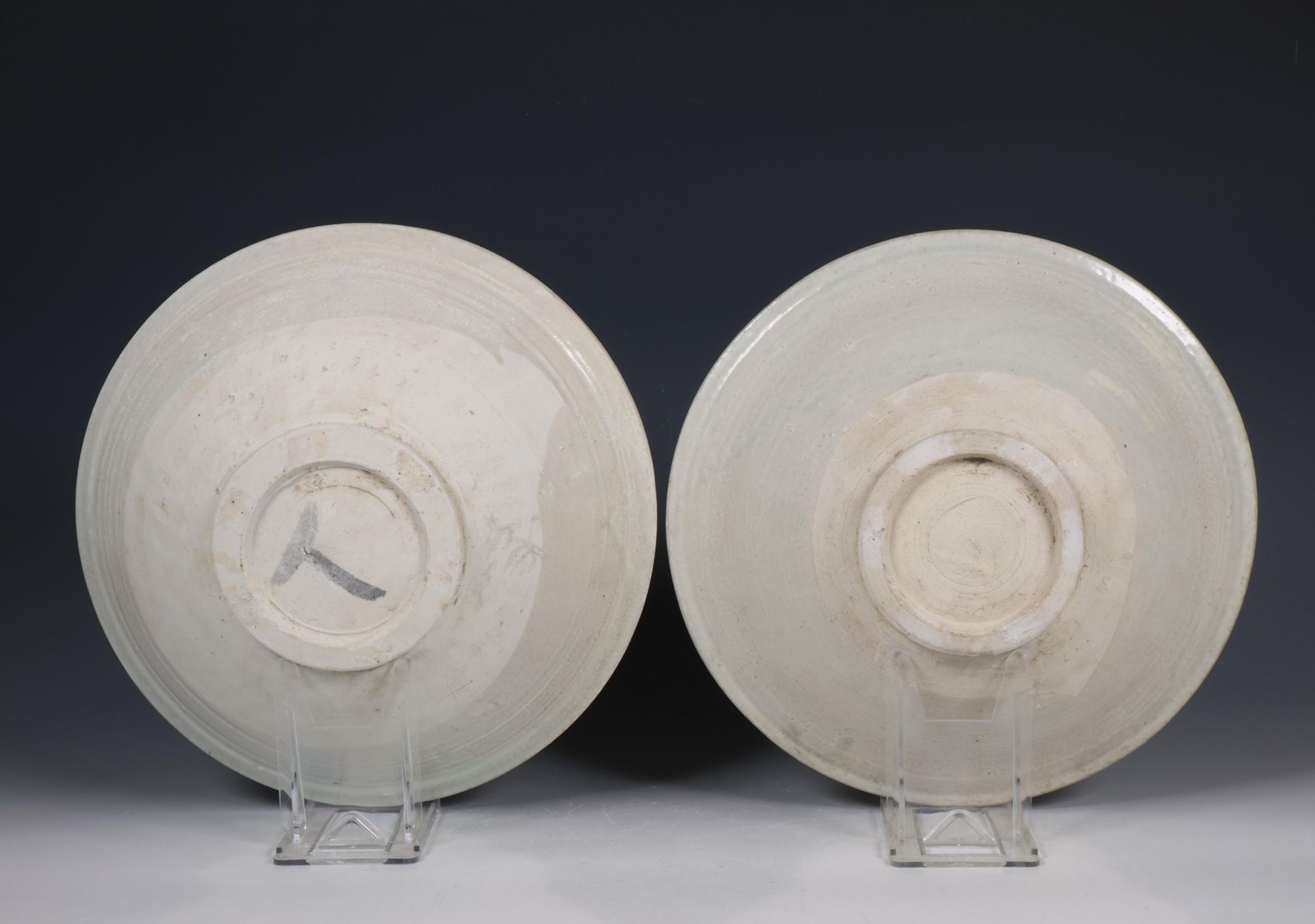 China, two celadon-glazed dishes, Northern Song dynasty, 10th-12th century, - Bild 2 aus 3