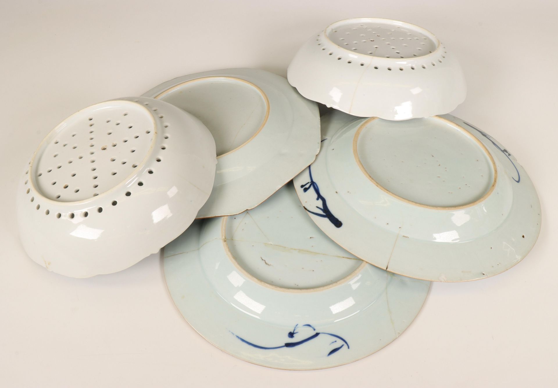 China, three blue and white plates and a pair of trivets, Qianlong period (1736-1795), - Image 2 of 2