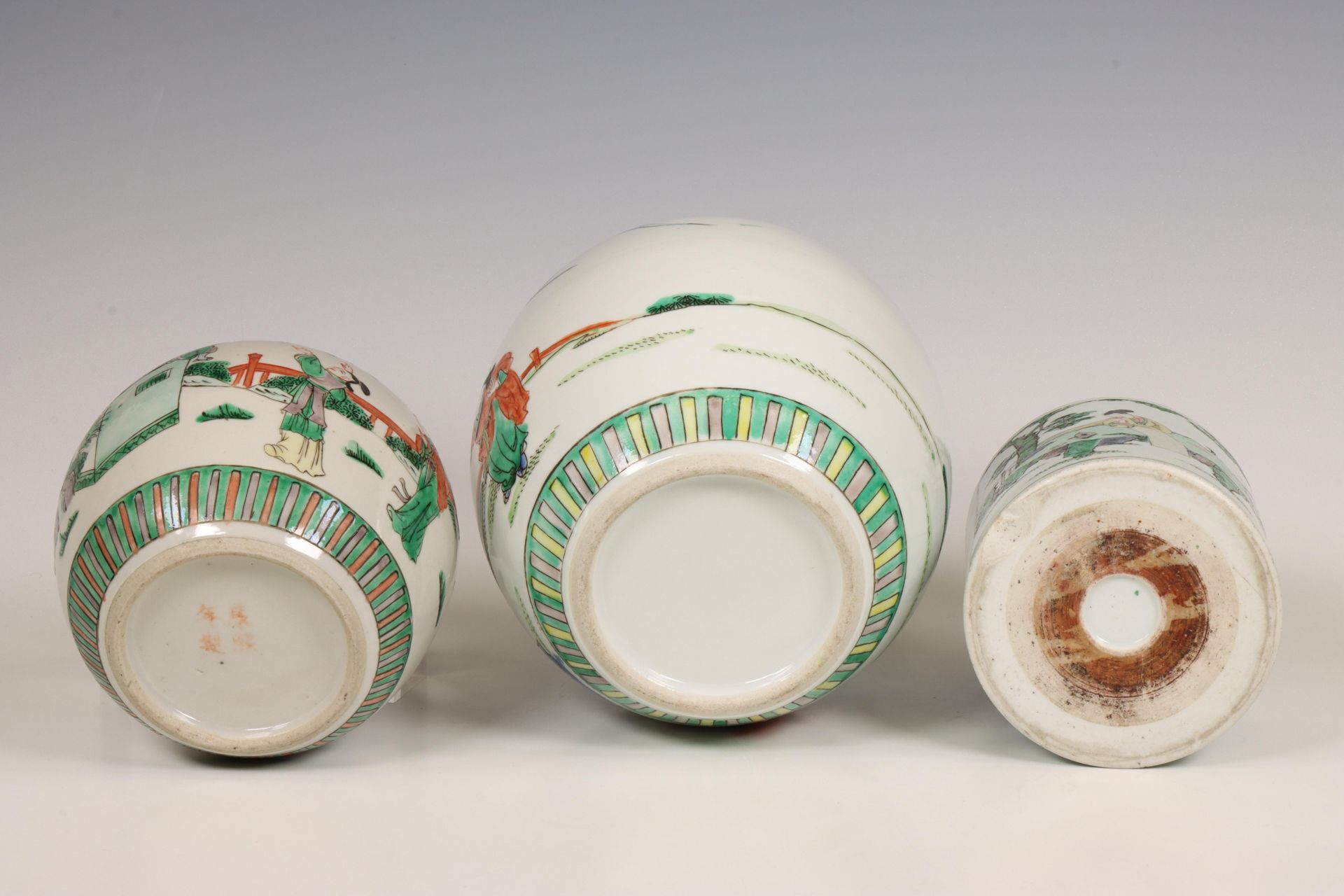 China, three famille rose porcelain objects, 20th century, - Bild 3 aus 3